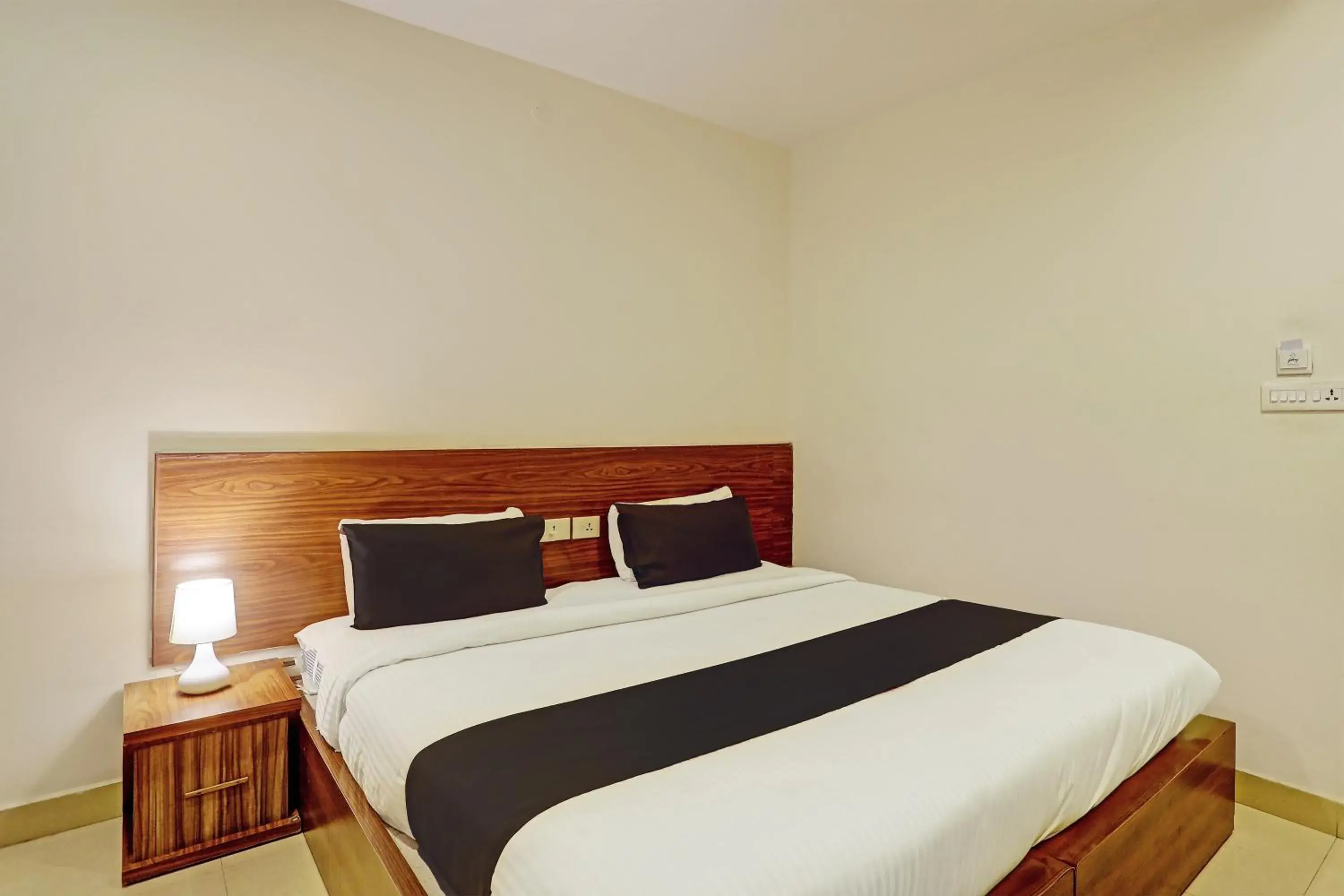 Lobby or reception, Bed in Collection O SSR Royal Suites Lobby or reception, Bed in Collection O SSR Royal Suites