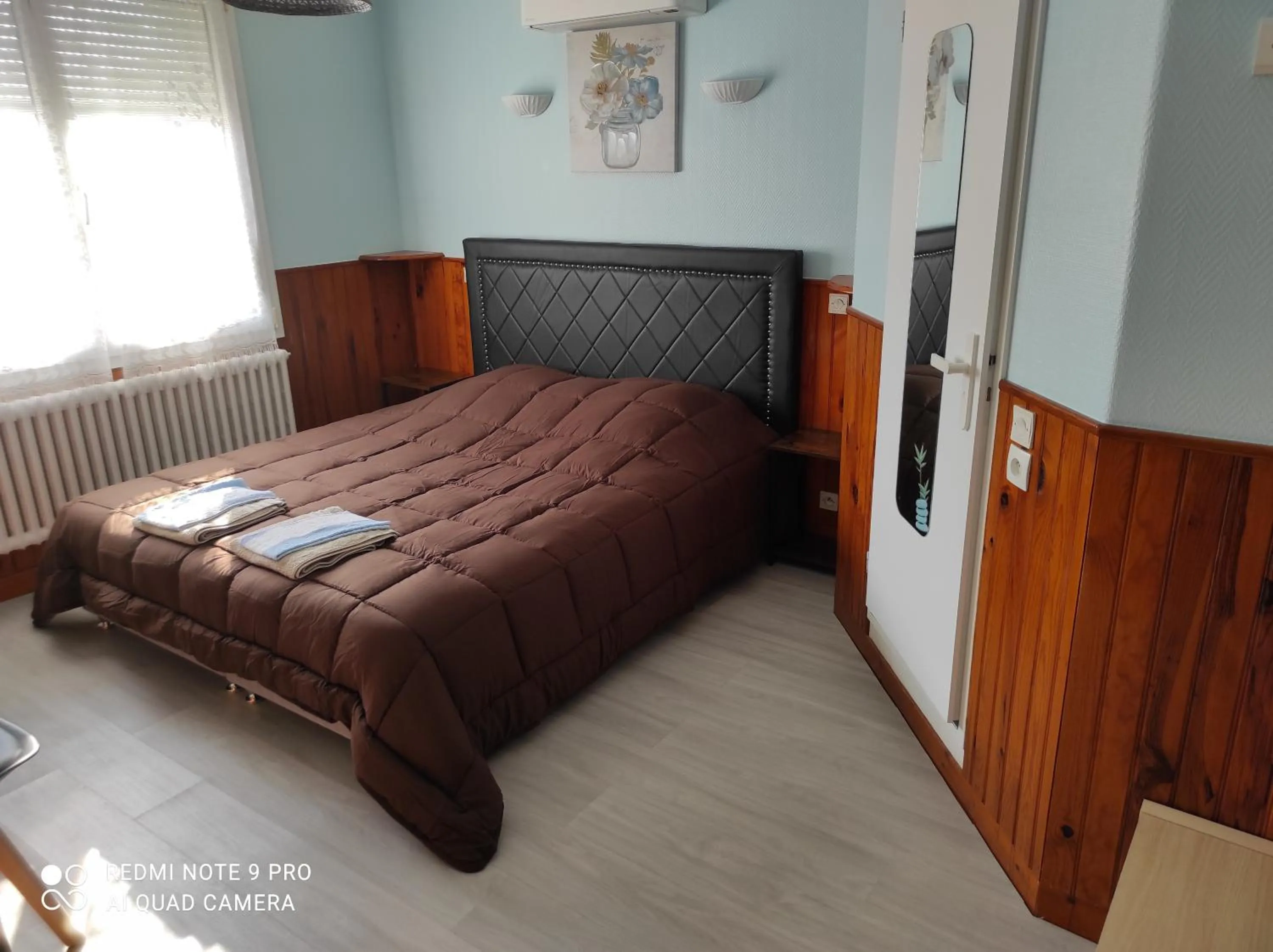 Bed in Hôtel de la Place