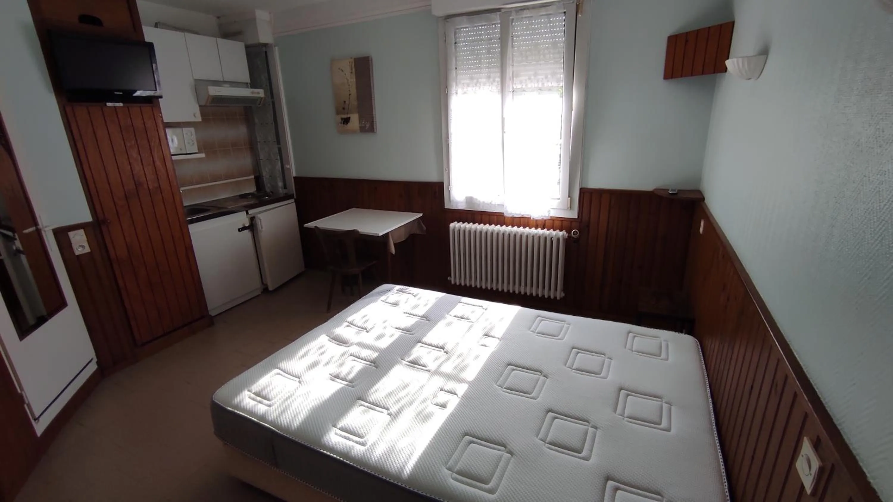 Bed in Hôtel de la Place