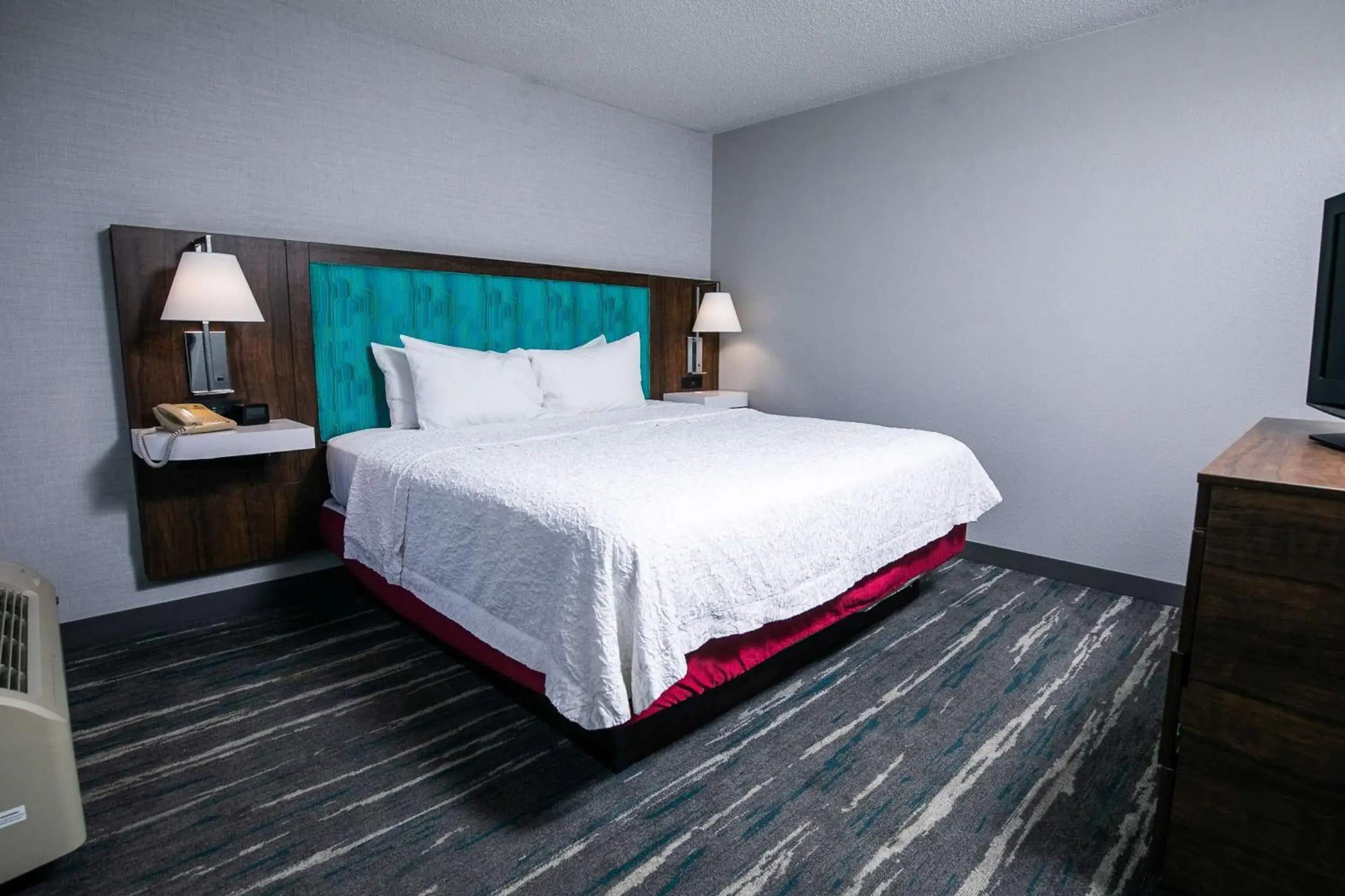 Bed in Hampton Inn Pickwick Dam-At Shiloh Falls Bed in Hampton Inn Pickwick Dam-At Shiloh Falls