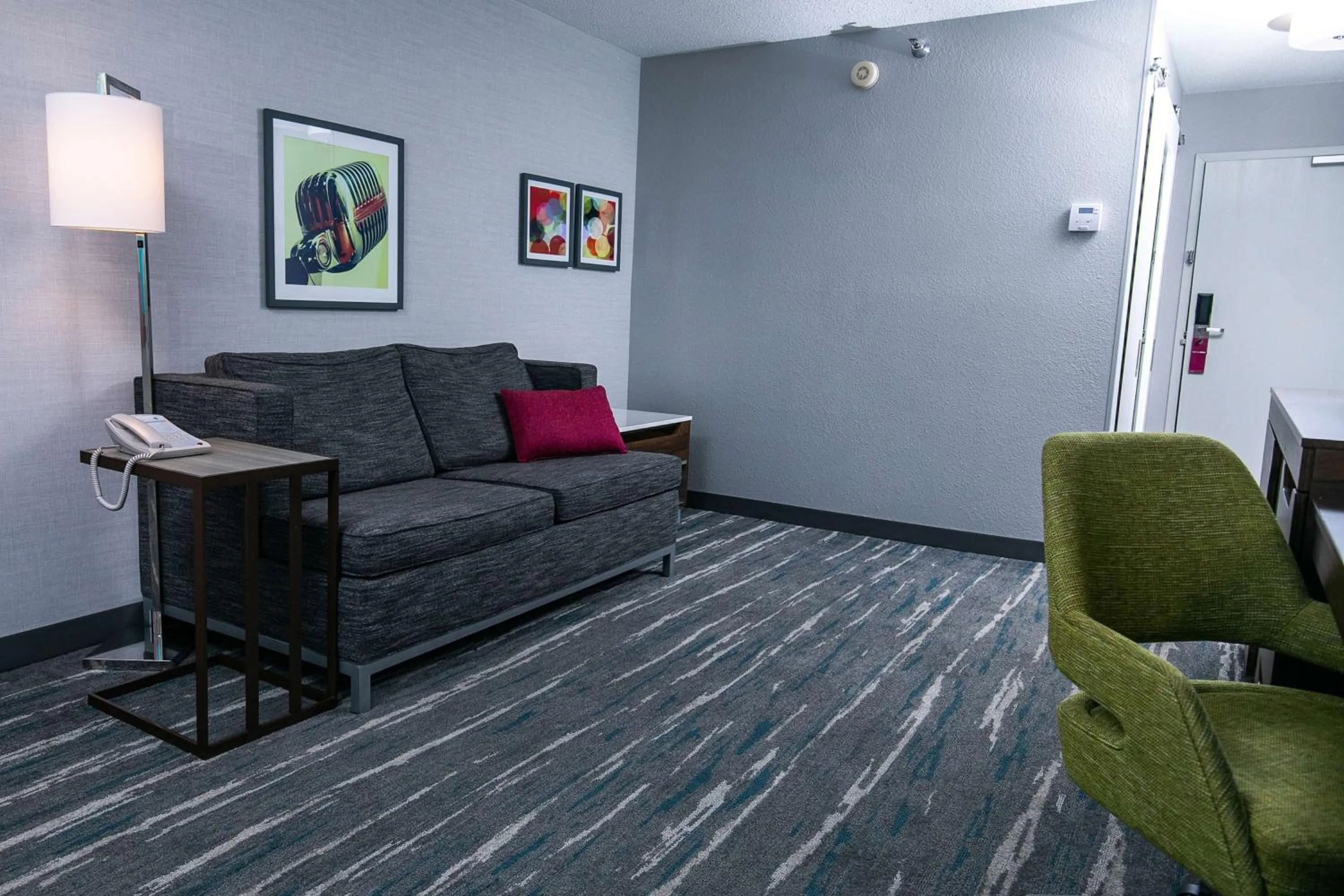 Living room in Hampton Inn Pickwick Dam-At Shiloh Falls