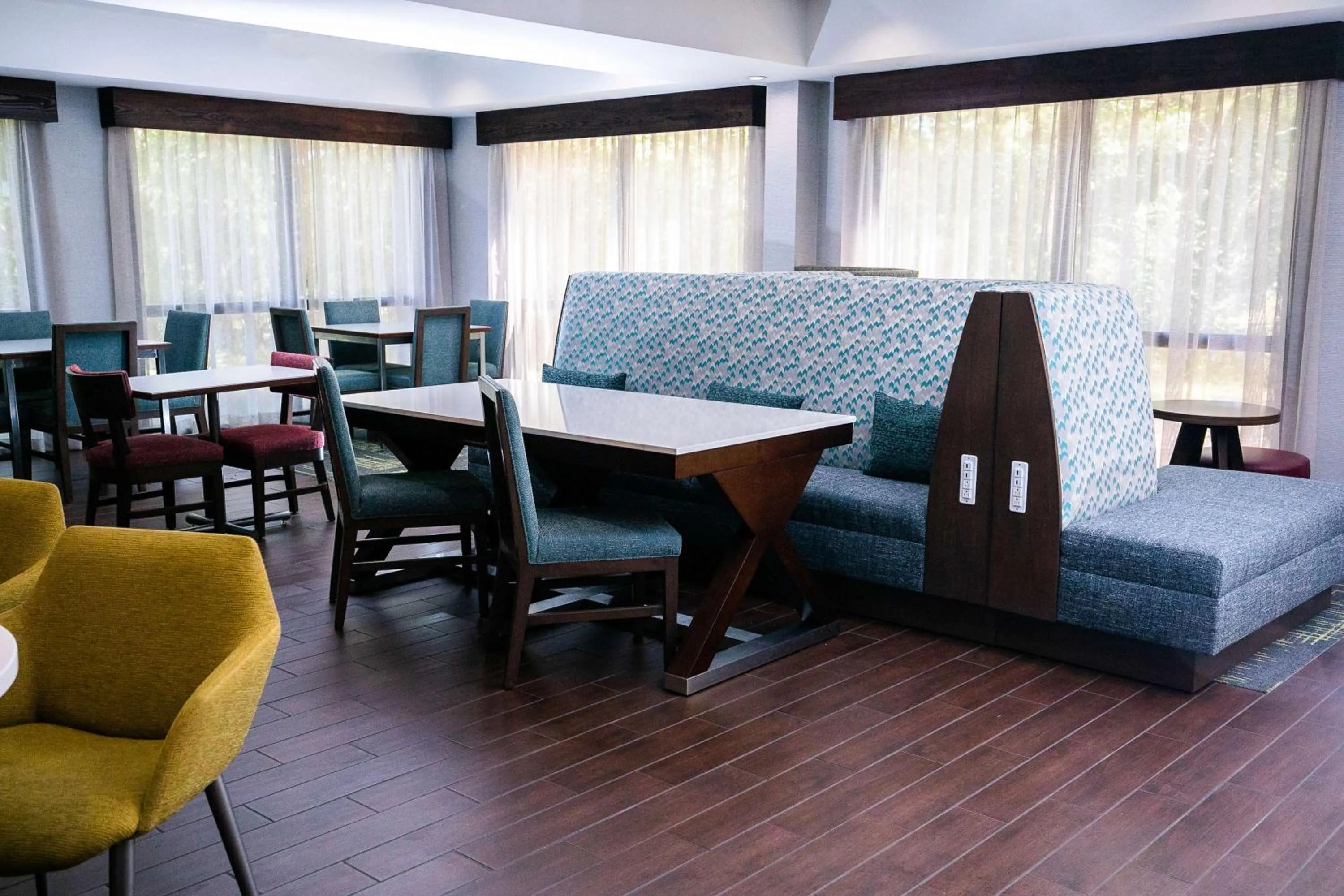 Dining area in Hampton Inn Pickwick Dam-At Shiloh Falls