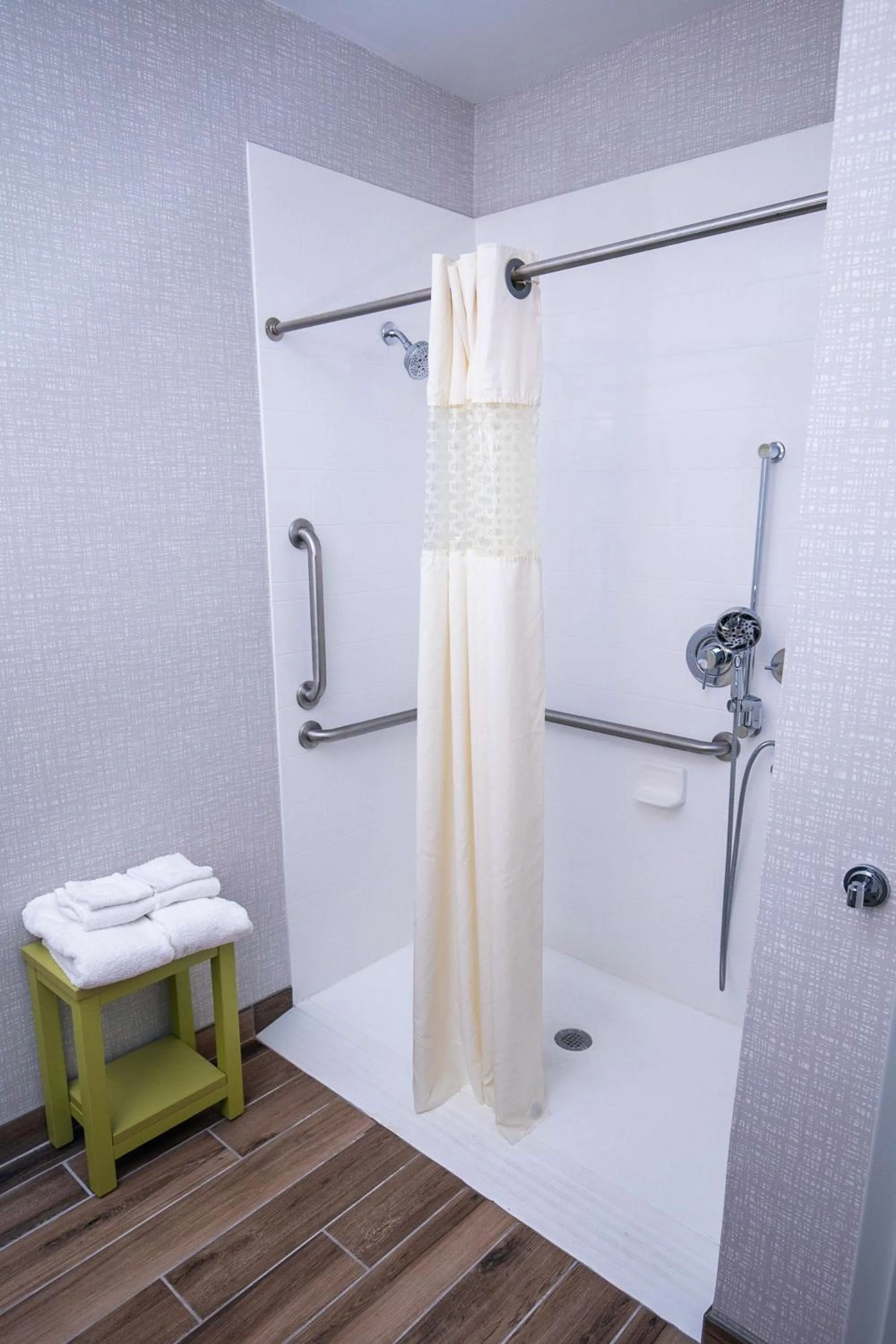 Bathroom in Hampton Inn Pickwick Dam-At Shiloh Falls