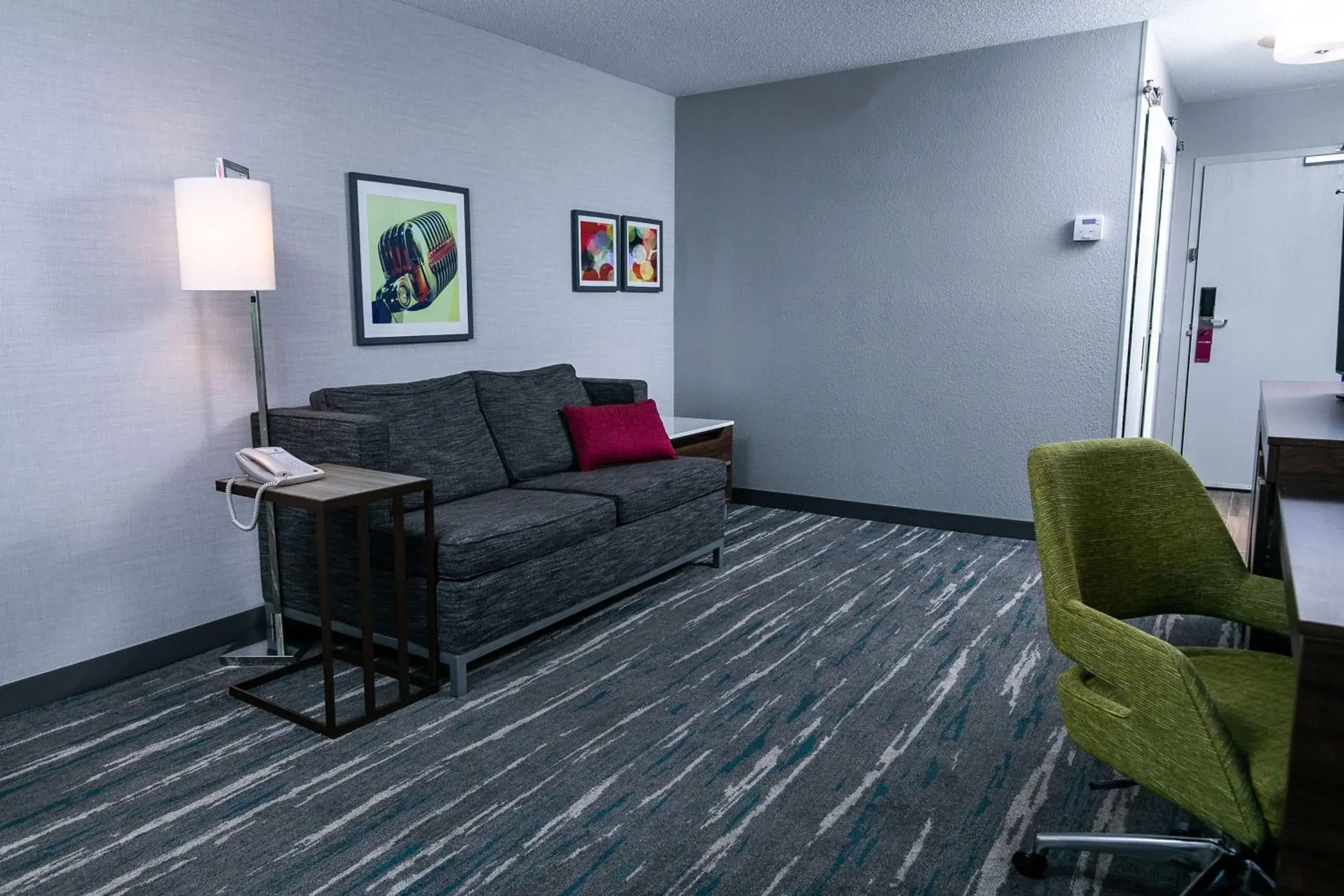 Living room in Hampton Inn Pickwick Dam-At Shiloh Falls Living room in Hampton Inn Pickwick Dam-At Shiloh Falls