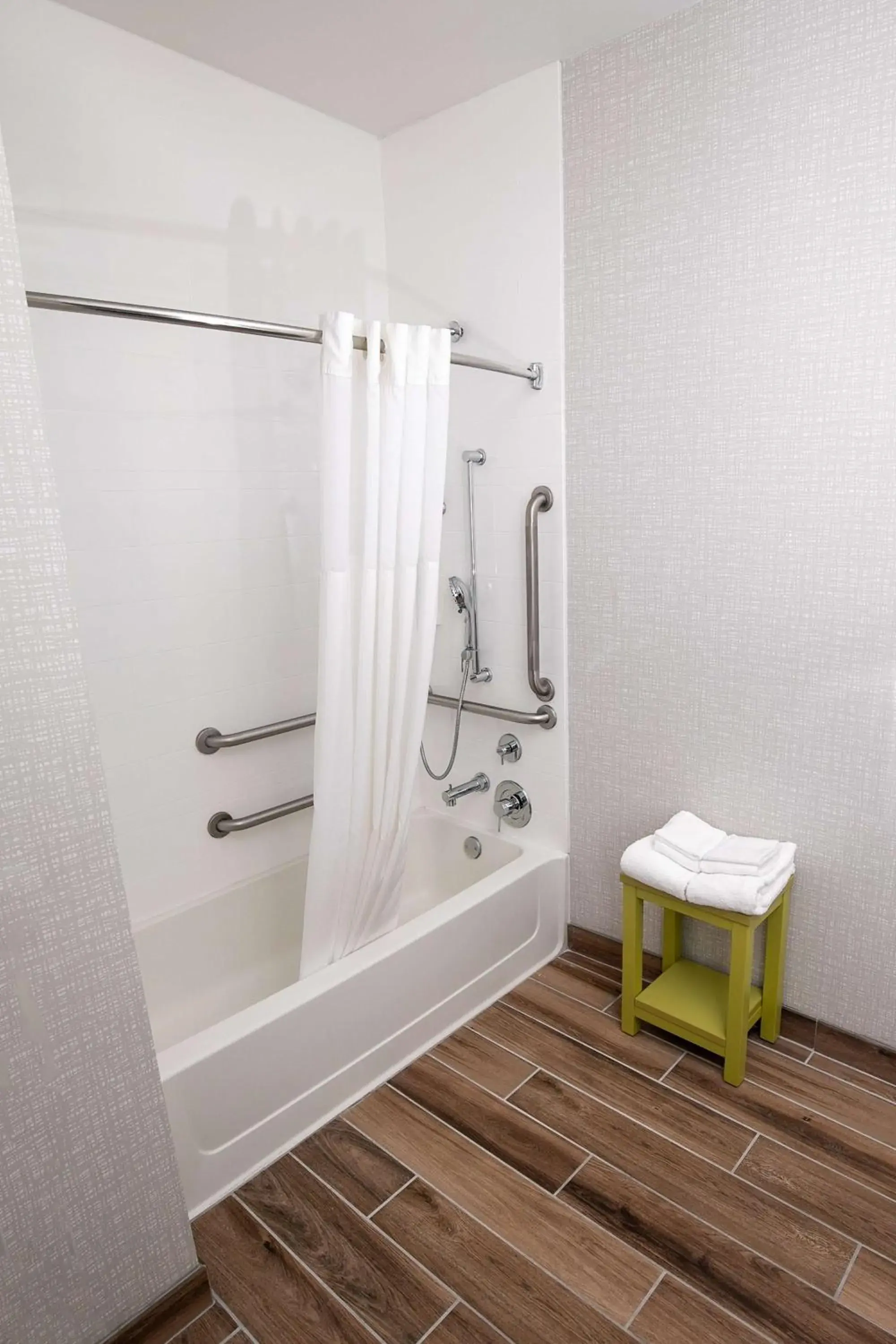 Bathroom in Hampton Inn Pickwick Dam-At Shiloh Falls Bathroom in Hampton Inn Pickwick Dam-At Shiloh Falls