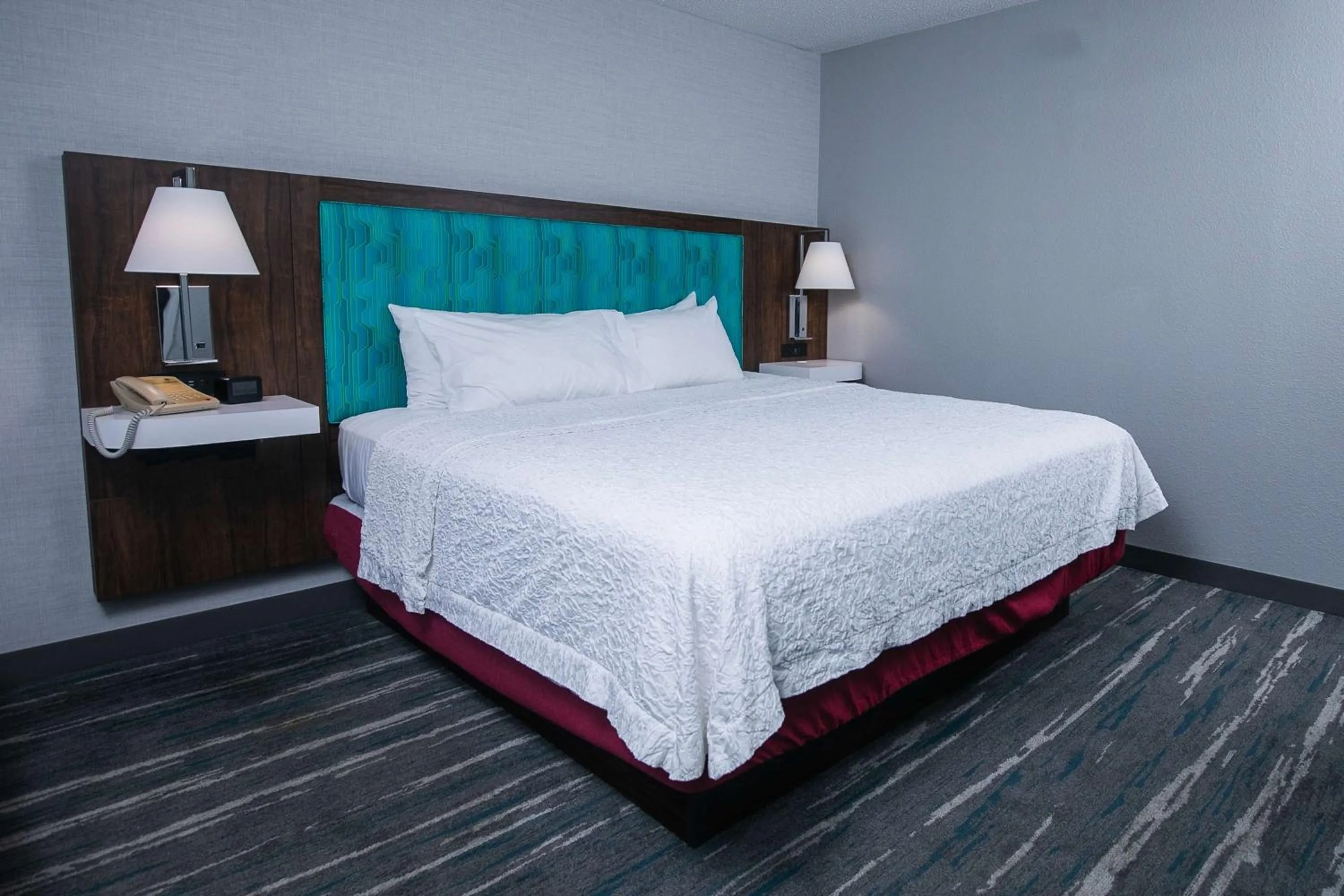 Bed in Hampton Inn Pickwick Dam-At Shiloh Falls