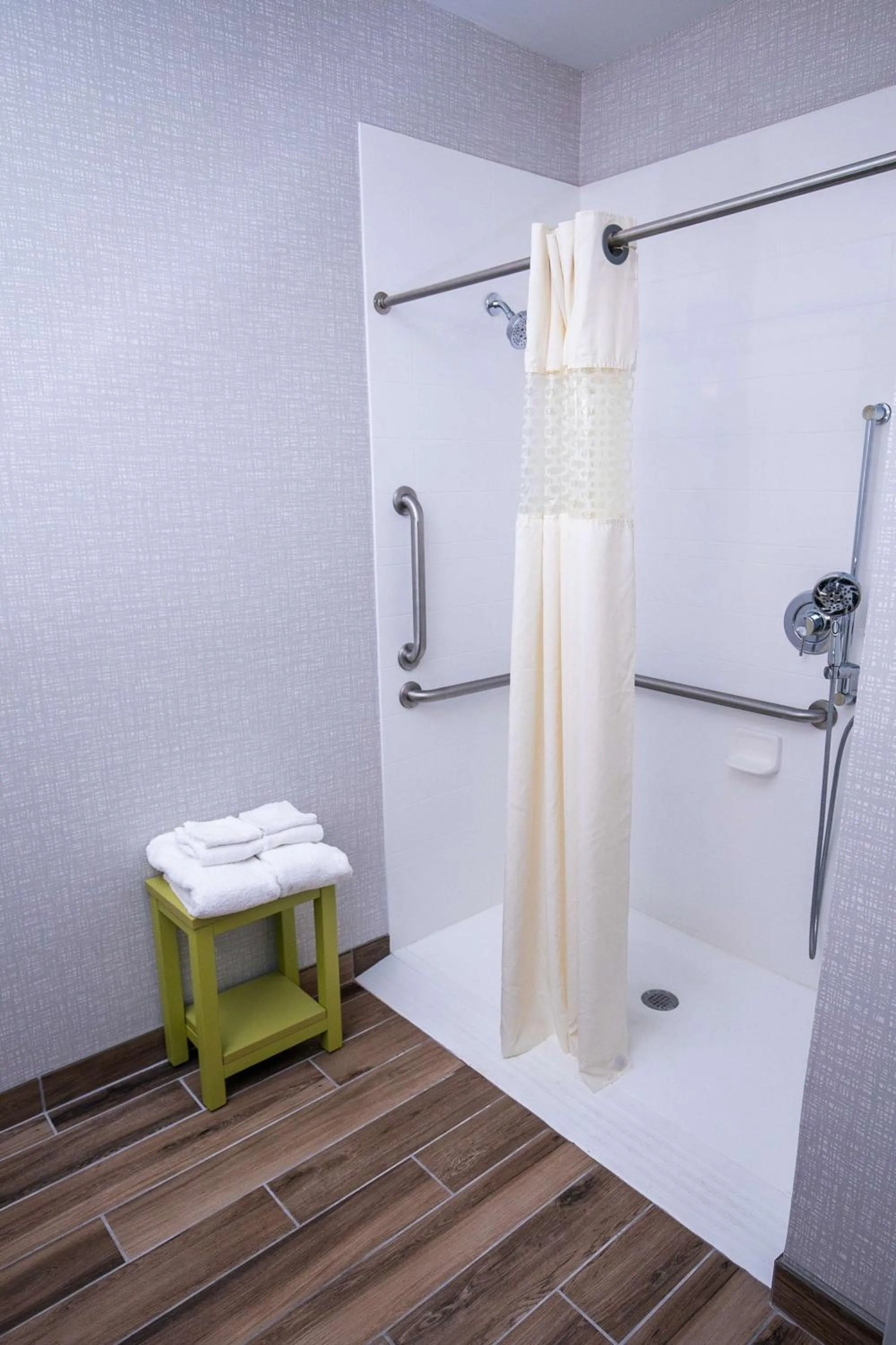 Bathroom in Hampton Inn Pickwick Dam-At Shiloh Falls