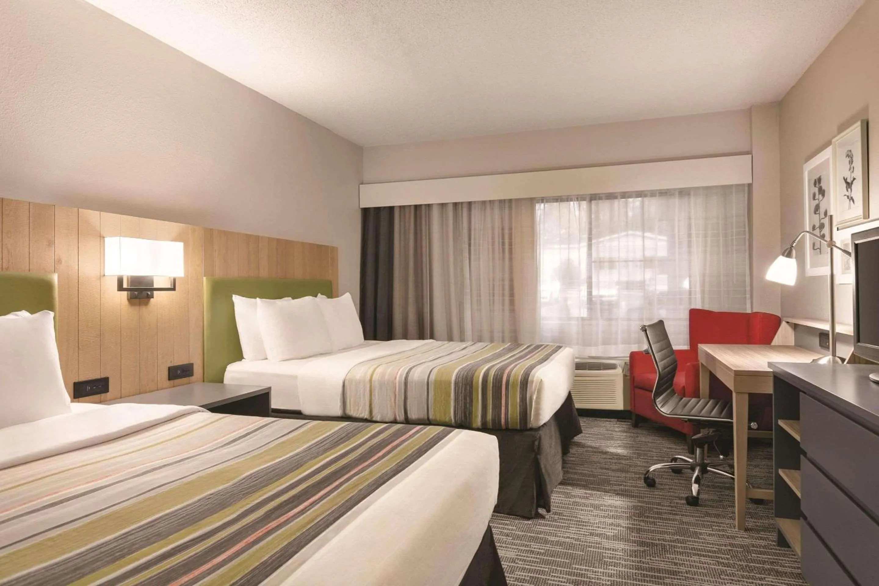 Bed in Country Inn & Suites by Radisson, Williamsburg East Busch Gardens , VA