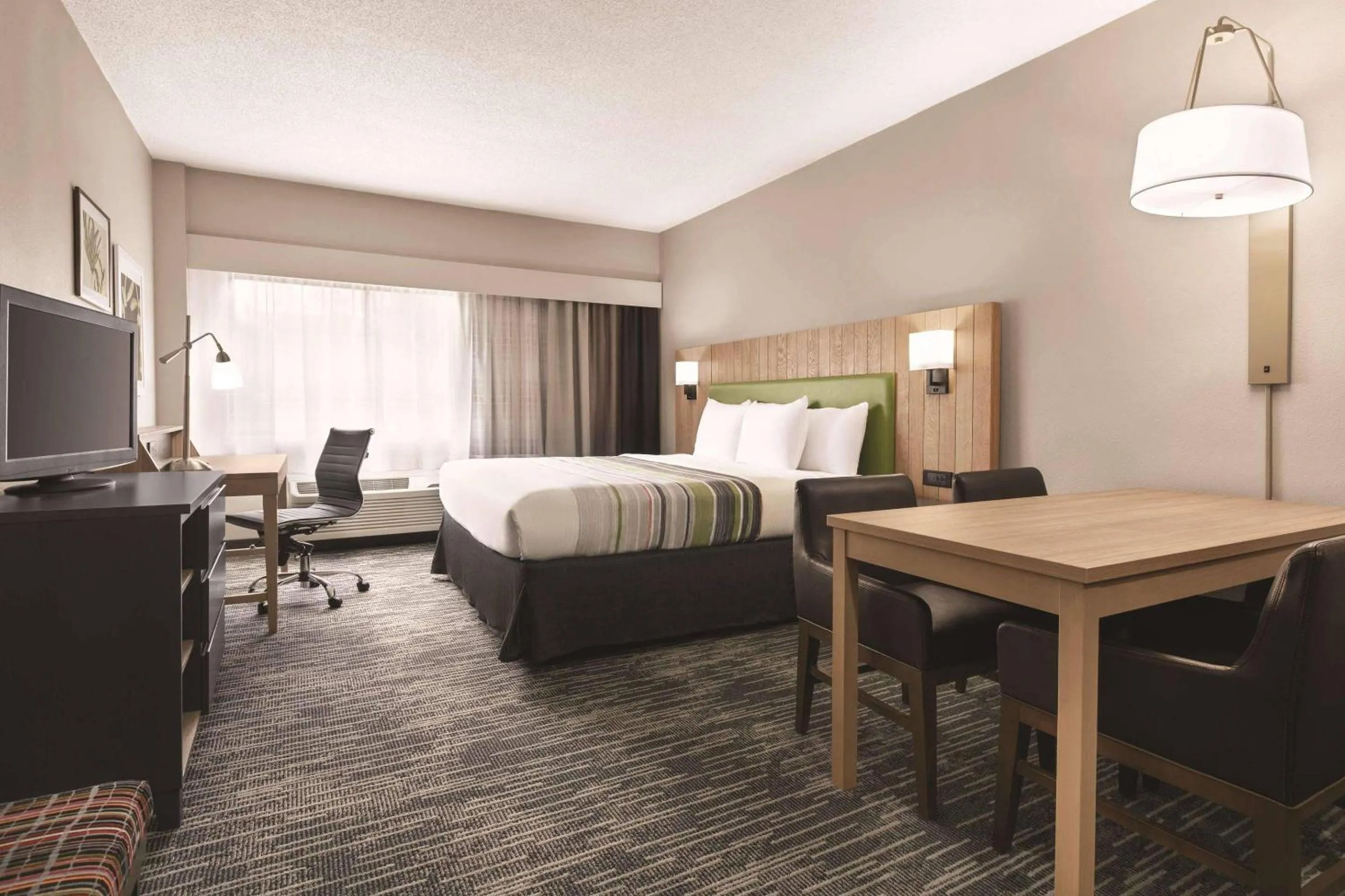 Bedroom, Bed in Country Inn & Suites by Radisson, Williamsburg East Busch Gardens , VA