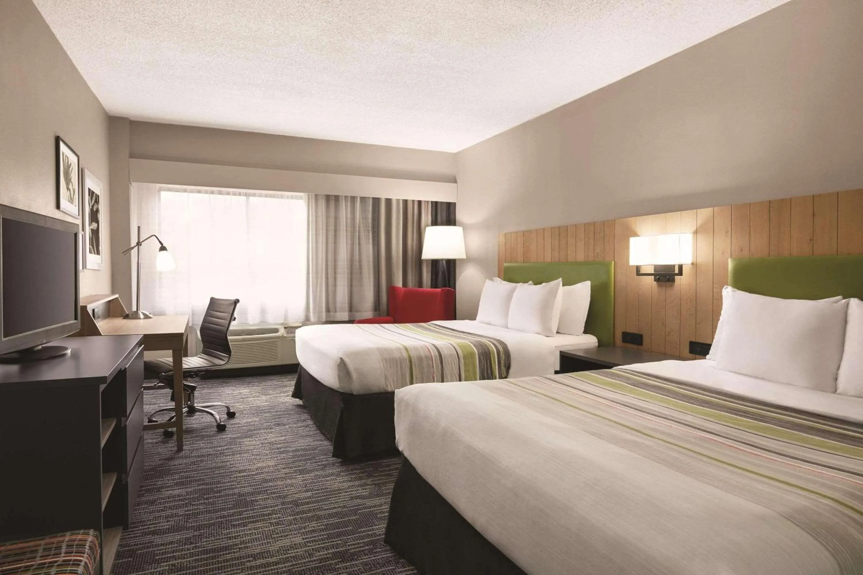 Bedroom, Bed in Country Inn & Suites by Radisson, Williamsburg East Busch Gardens , VA