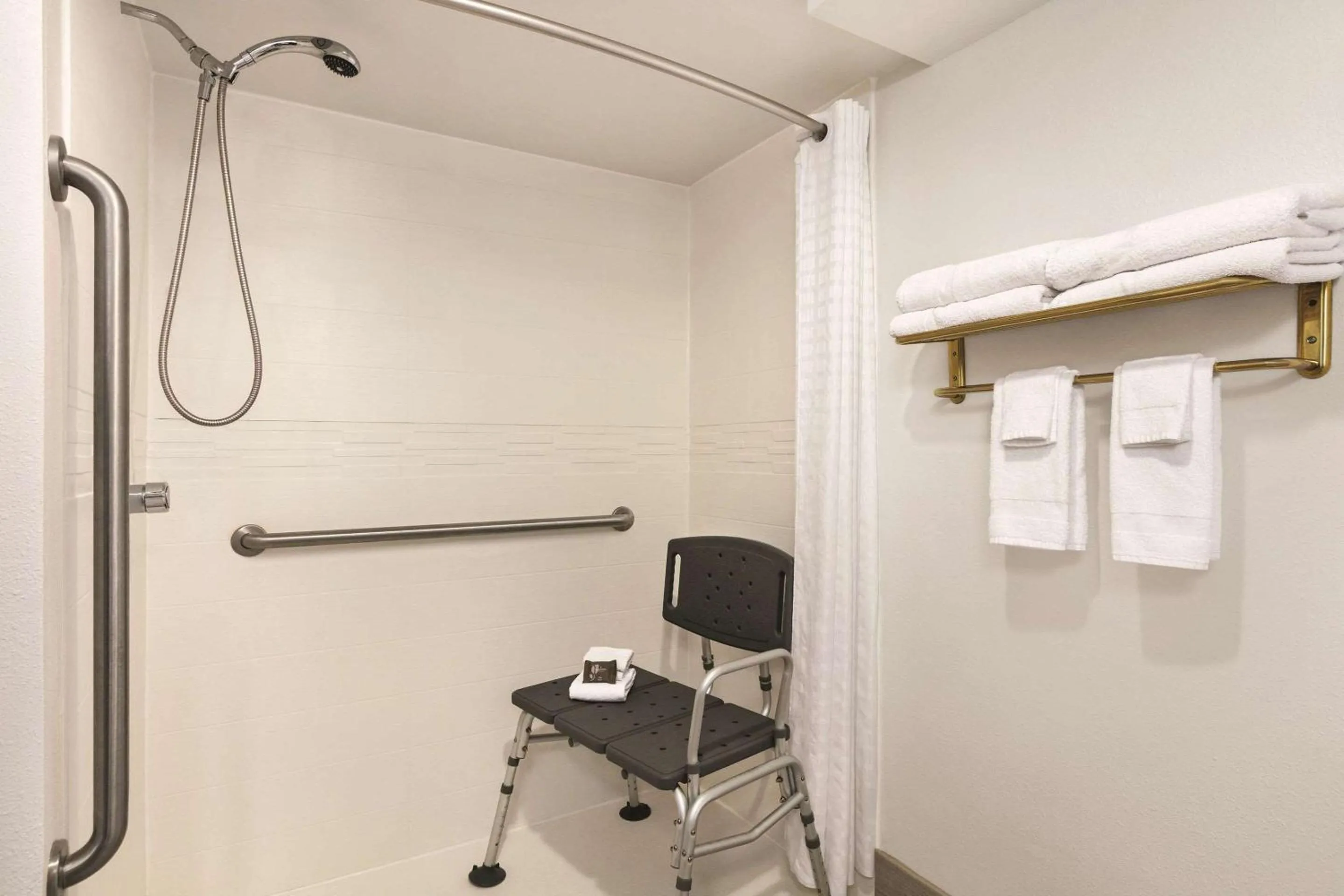 Bedroom in Country Inn & Suites by Radisson, Williamsburg East Busch Gardens , VA