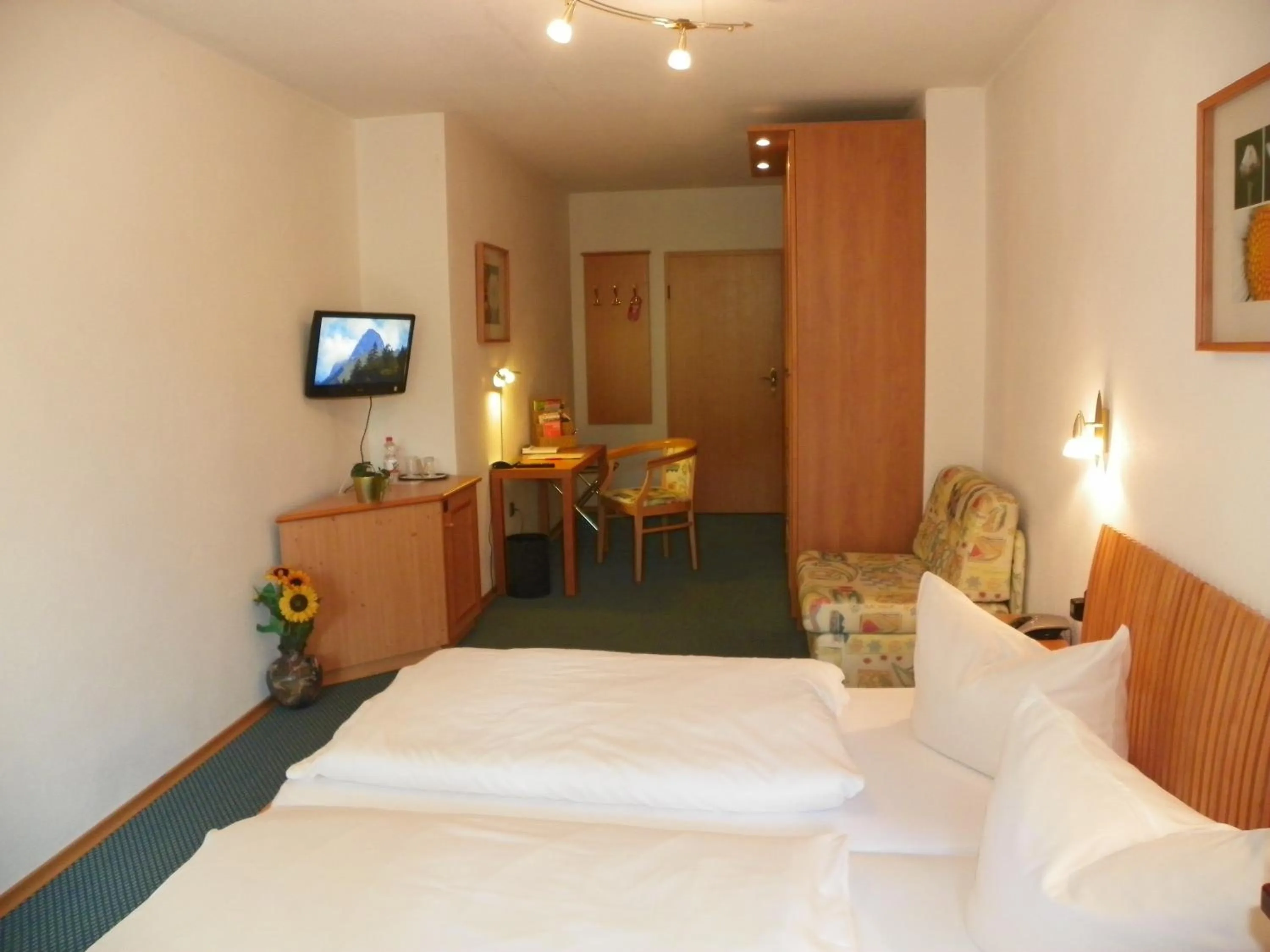 Photo of the whole room, Bed in Landhotel Steigerwaldhaus