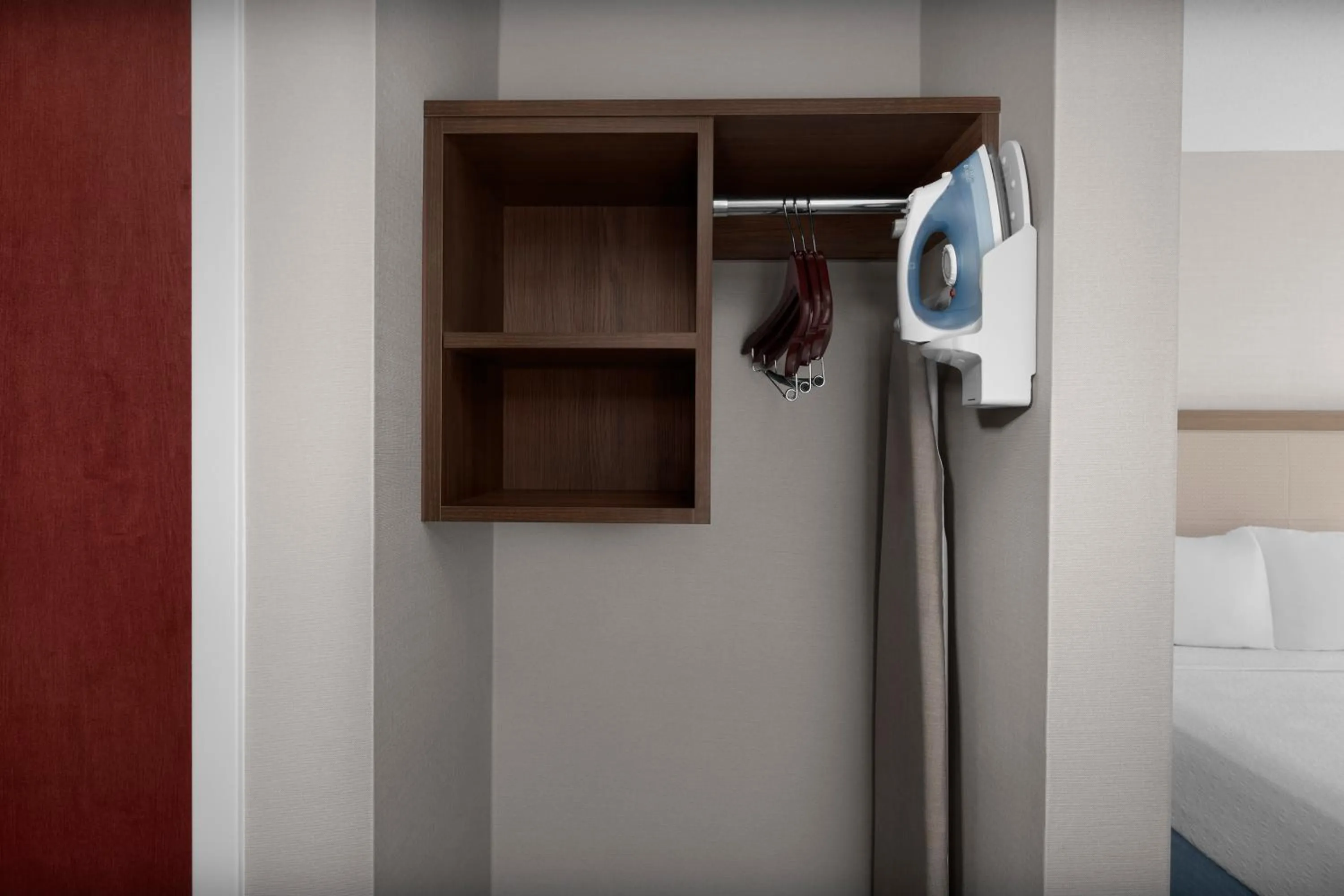 wardrobe, Bed in Hampton Inn Ithaca