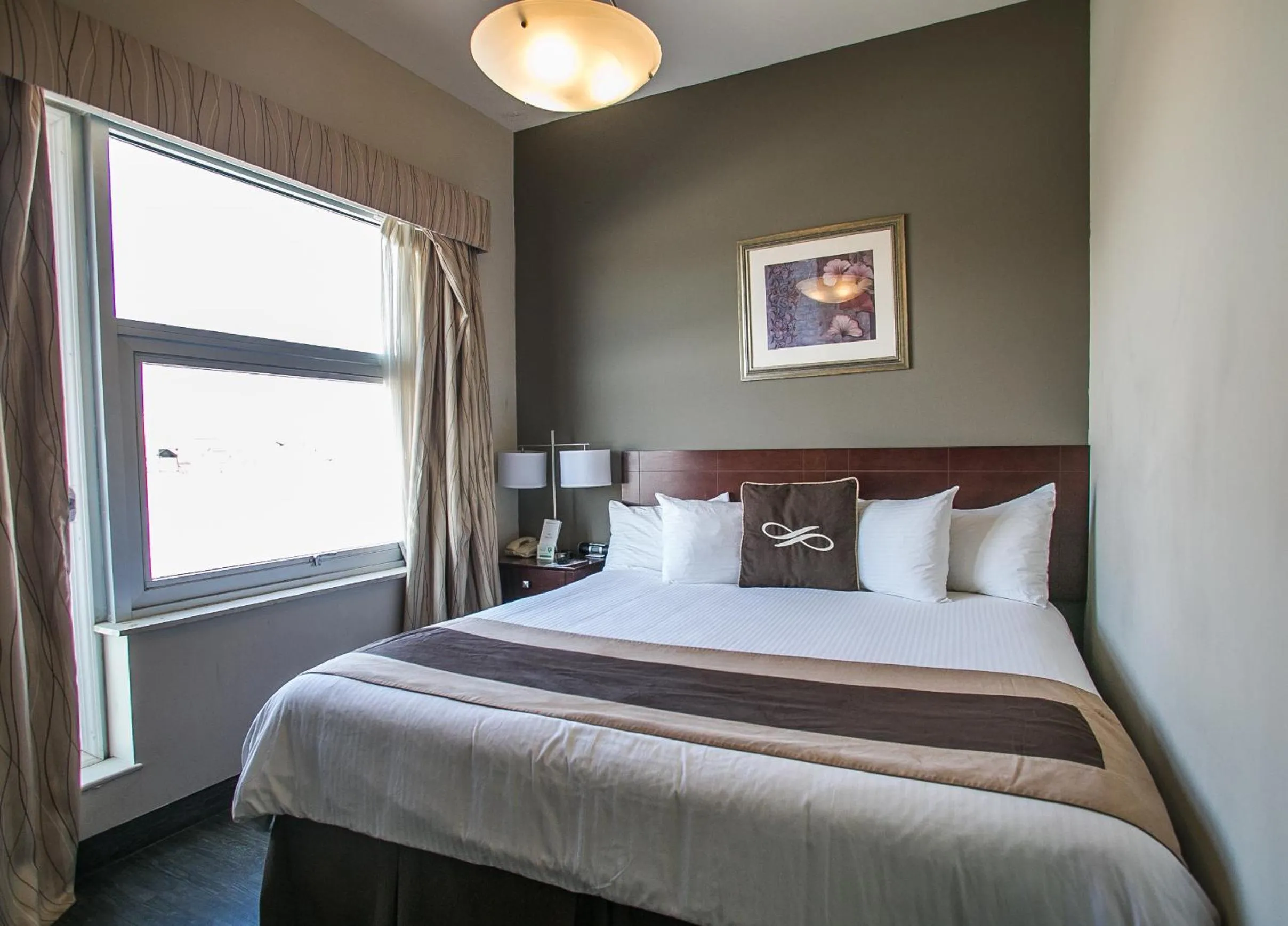 Bed in Pointe Plaza Hotel