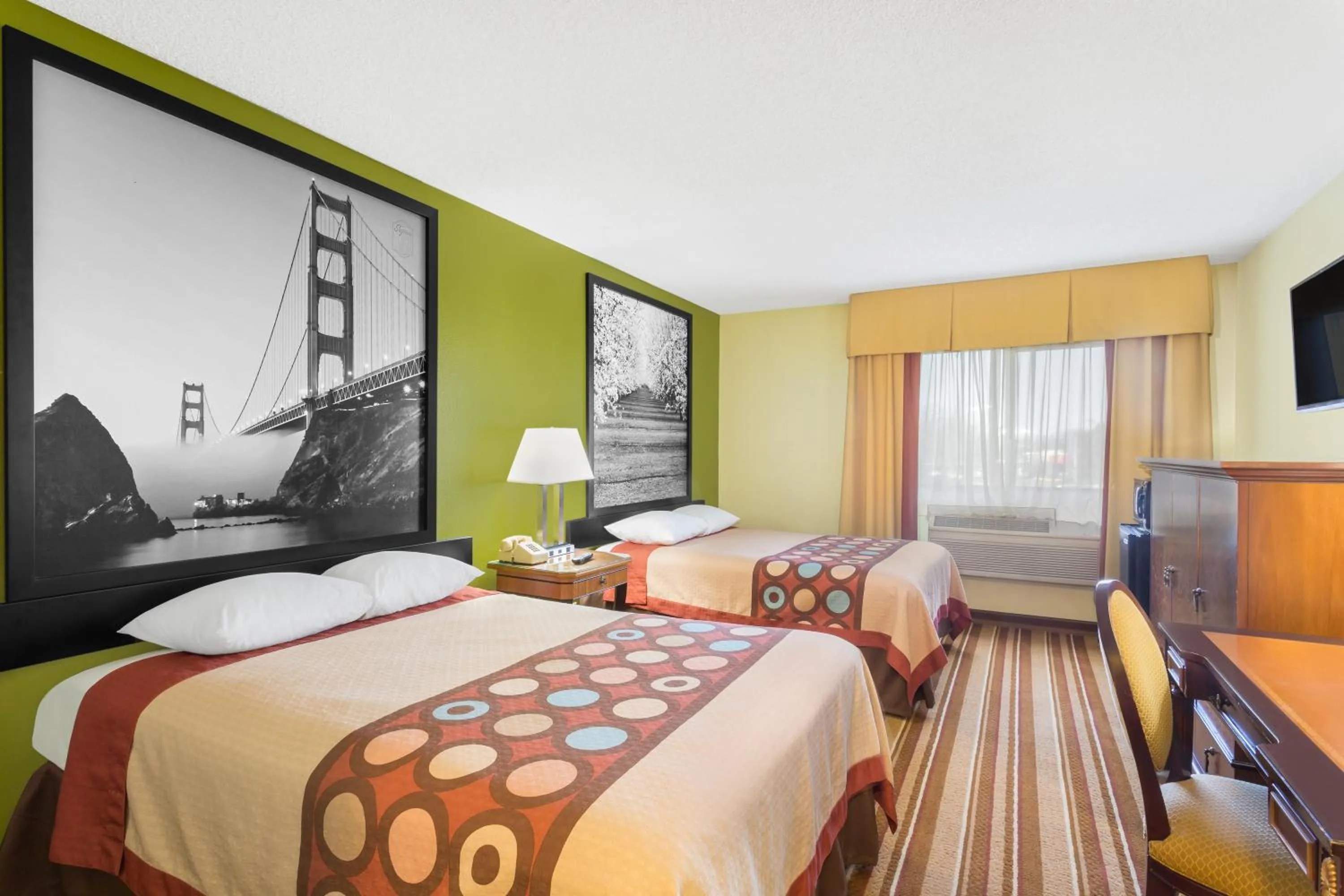 Photo of the whole room, Bed in Super 8 by Wyndham Chico