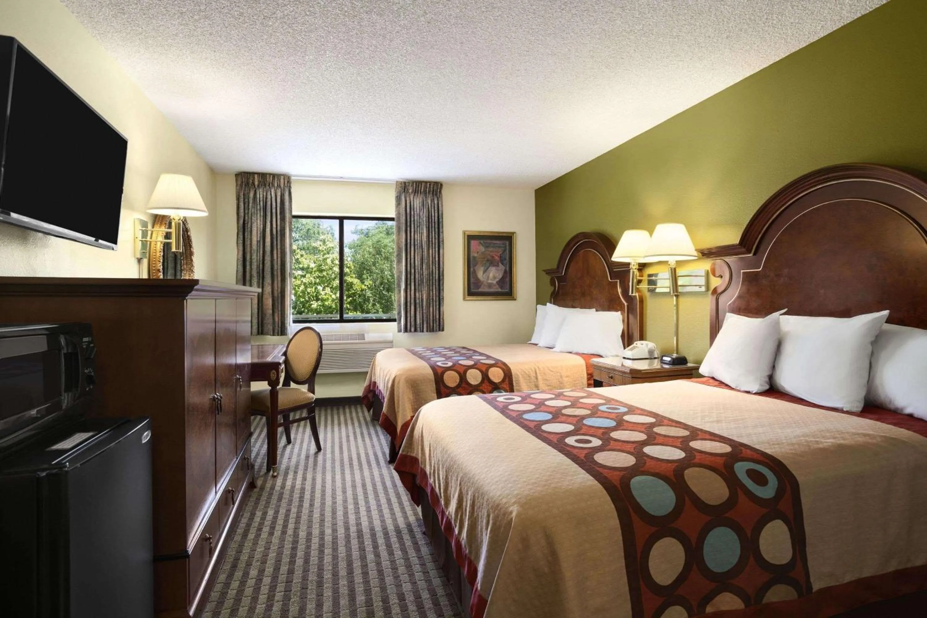 Photo of the whole room, Bed in Super 8 by Wyndham Chico