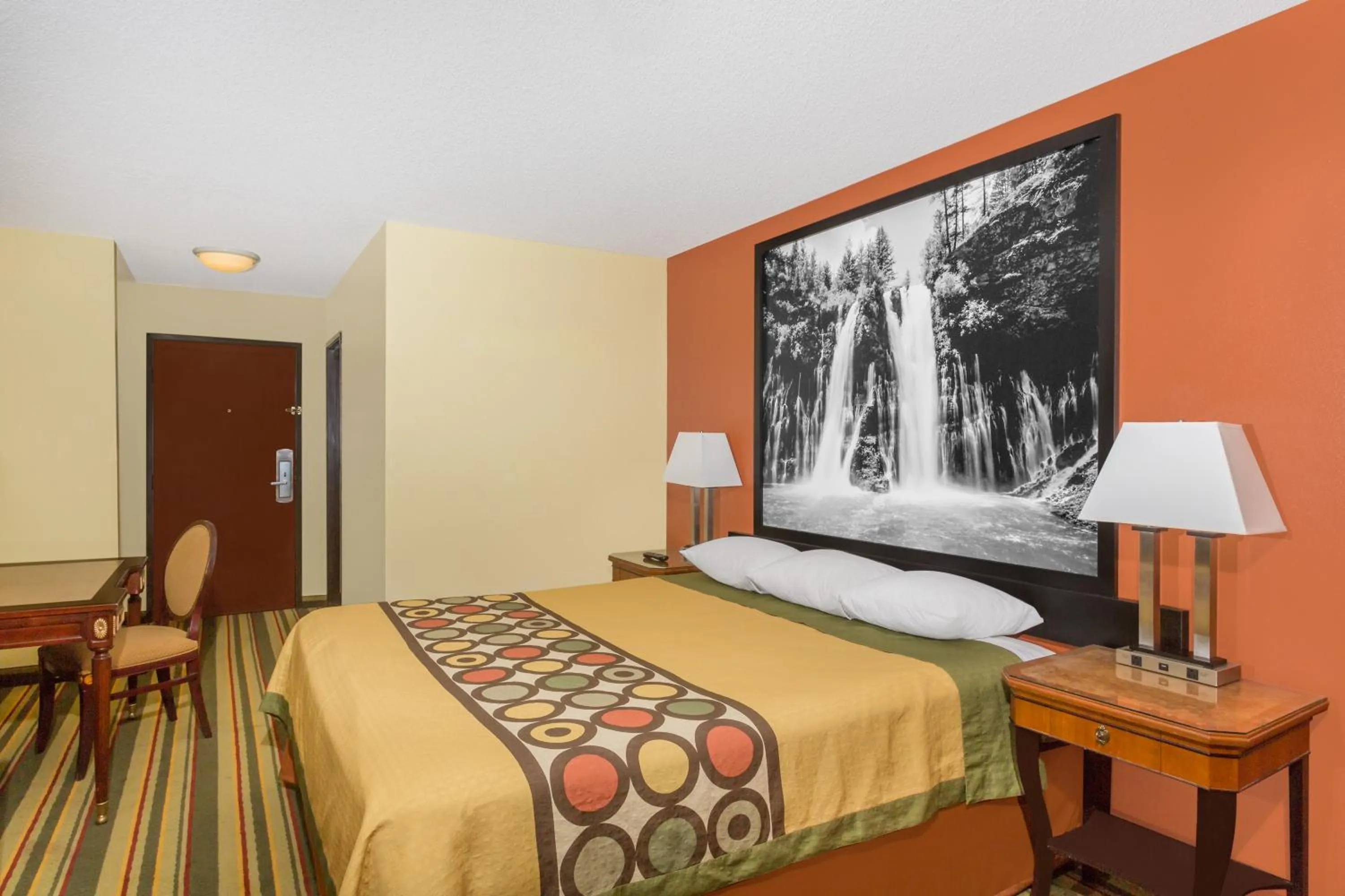 Bedroom, Bed in Super 8 by Wyndham Chico