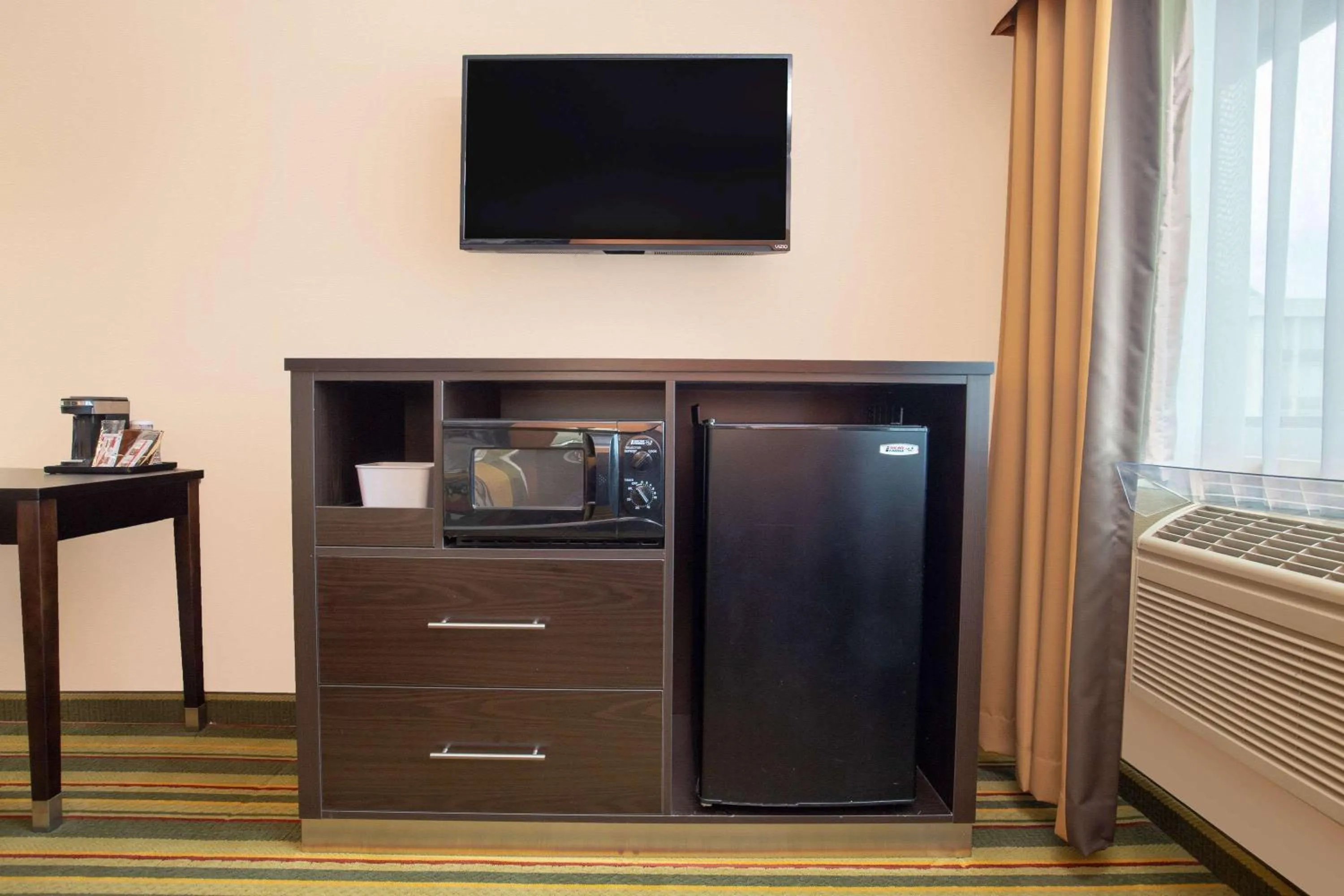 Photo of the whole room in Super 8 by Wyndham Chico