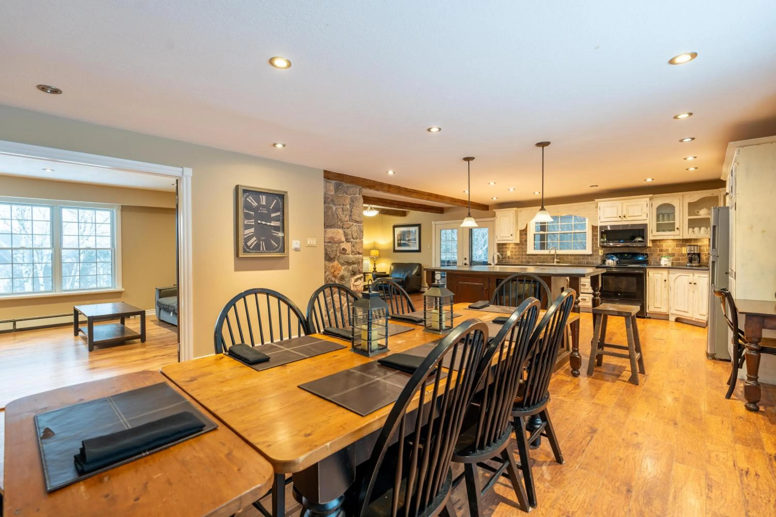 Dining area in Blue Water Acres