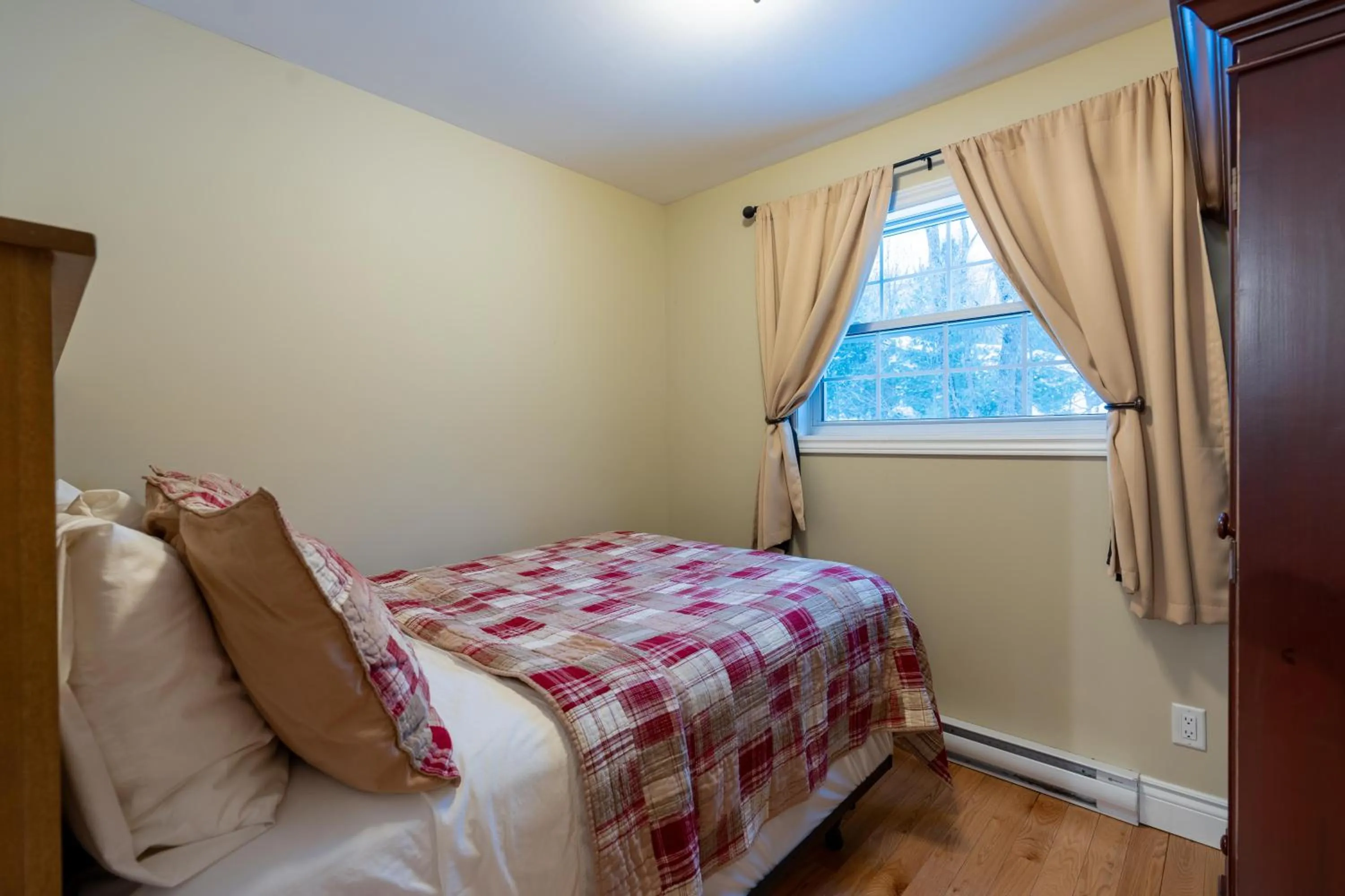 Bedroom, Bed in Blue Water Acres