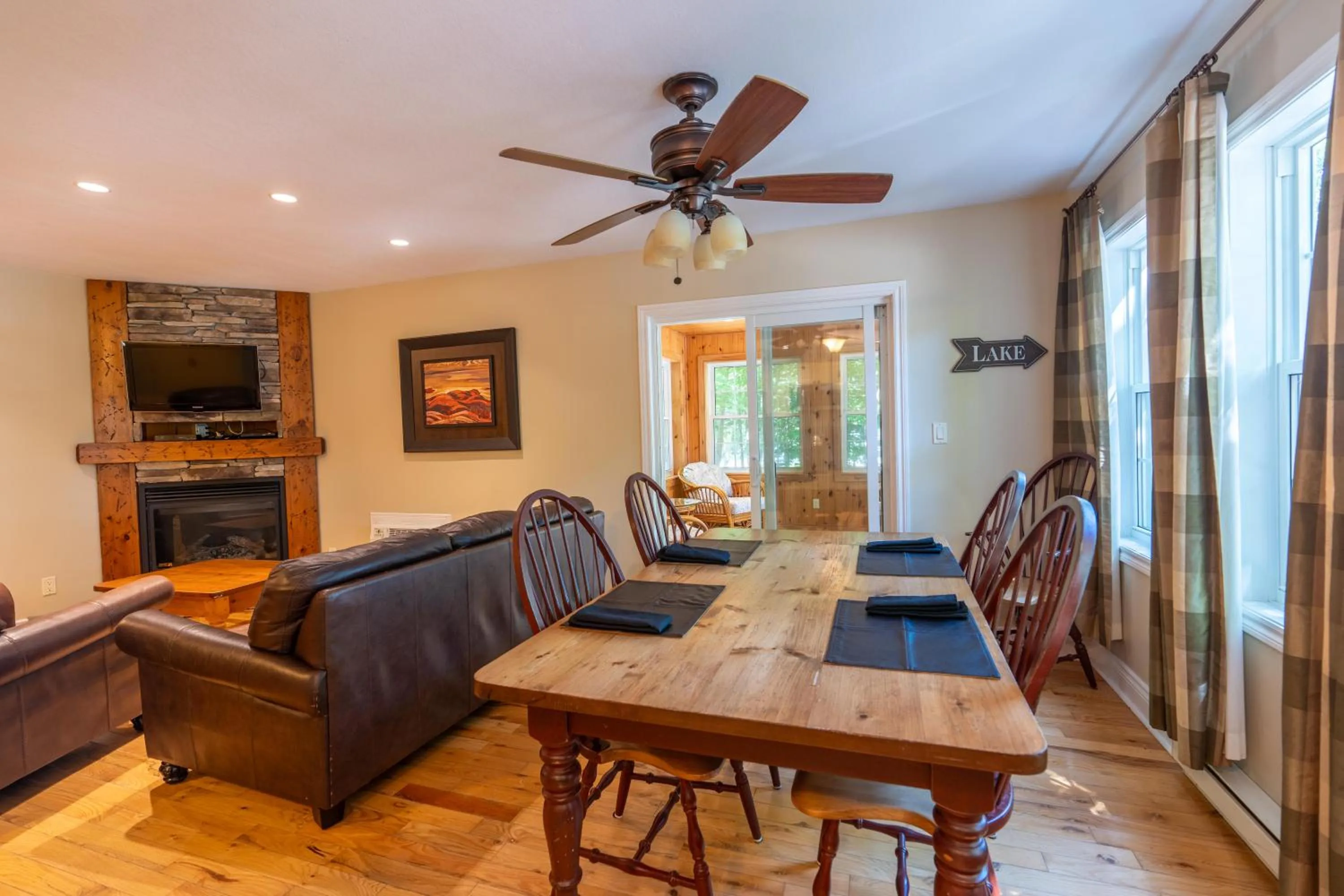 Dining area in Blue Water Acres