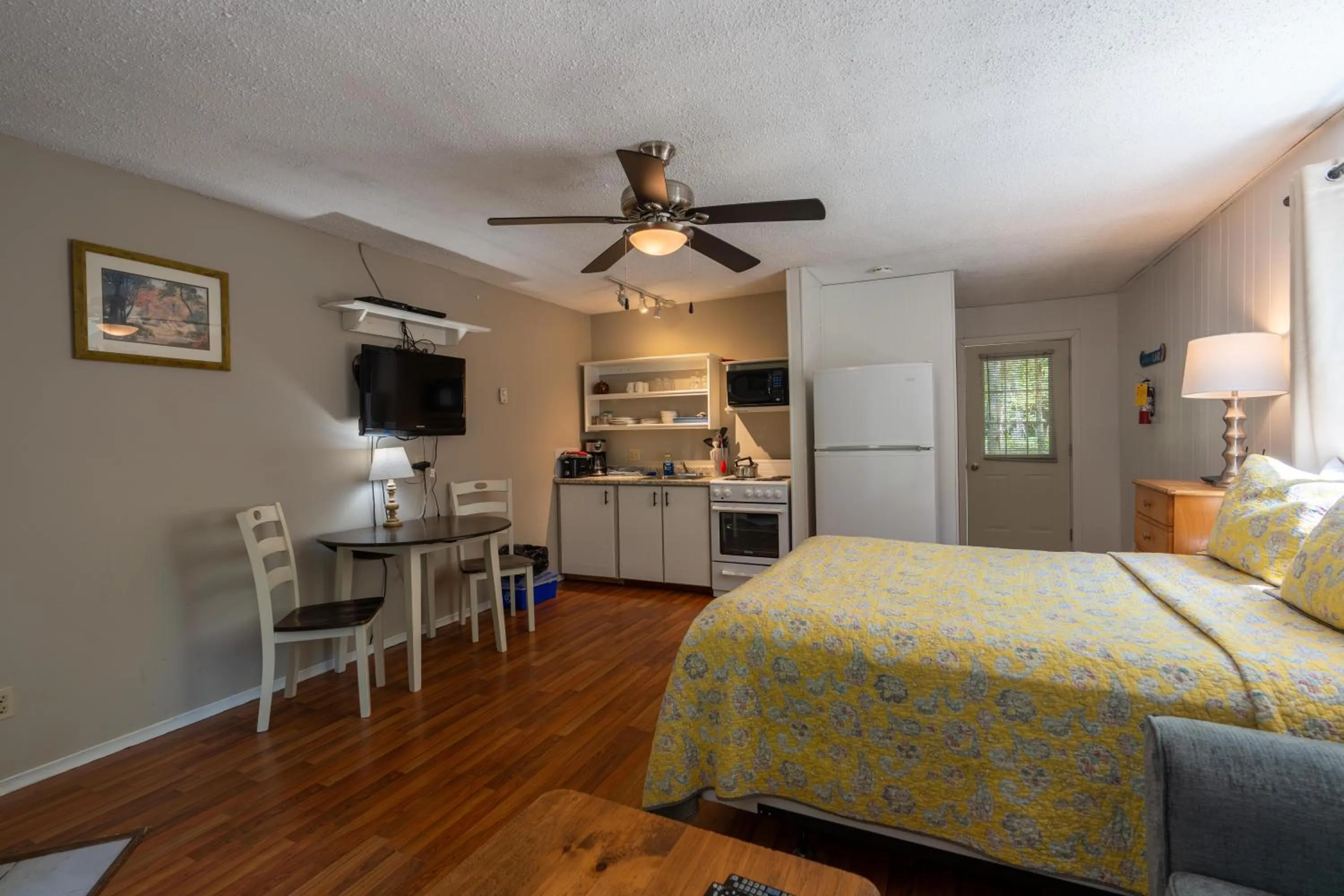 kitchen, Bed in Blue Water Acres