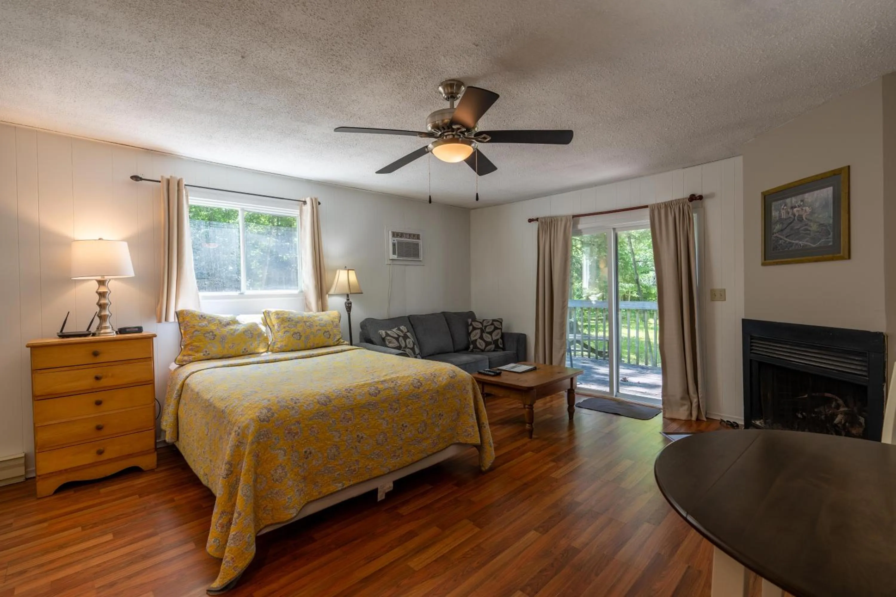 Living room, Bed in Blue Water Acres