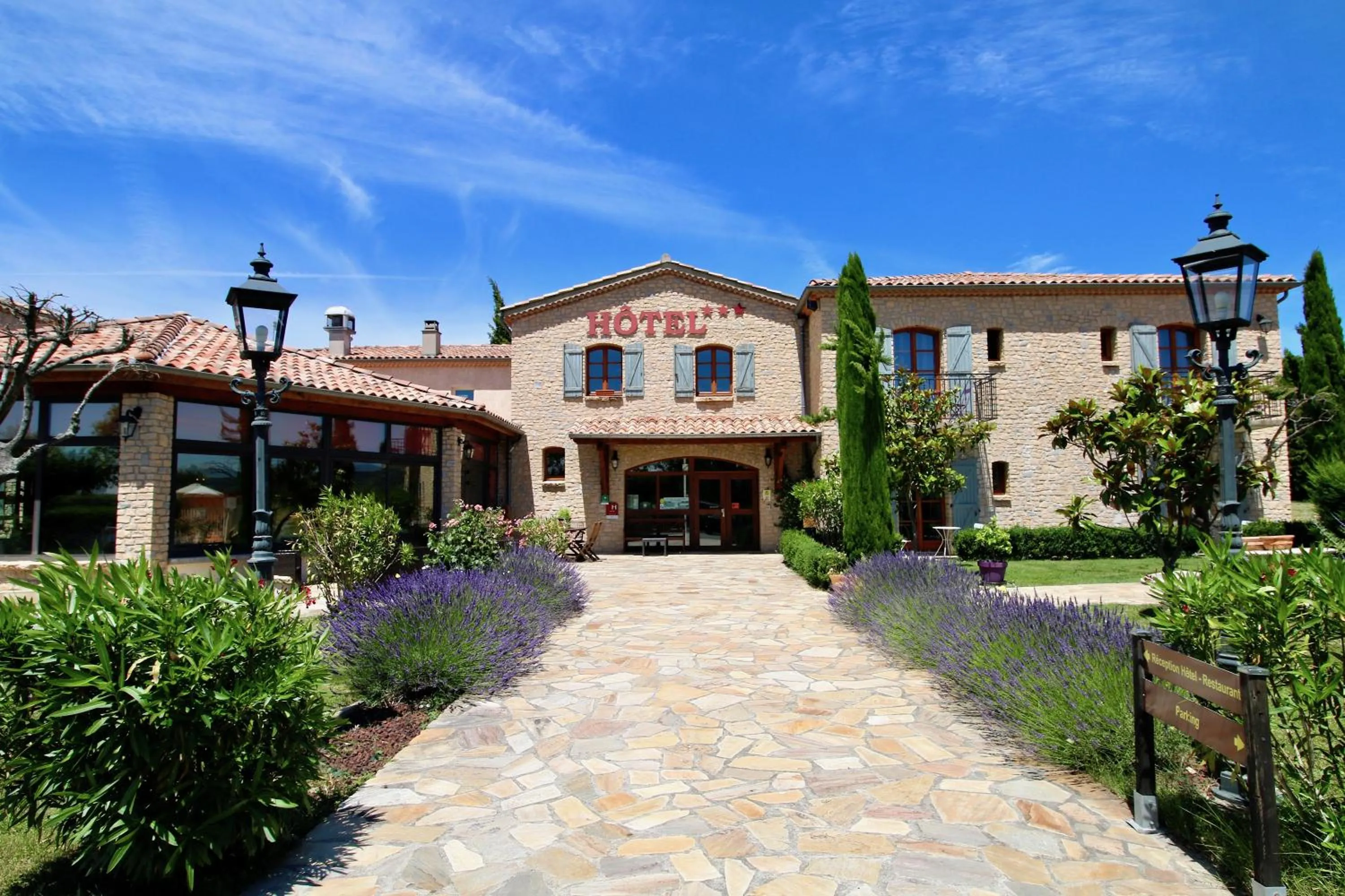 Facade/entrance in Hôtel et Restaurant Logis Le Mas de Mon Père
