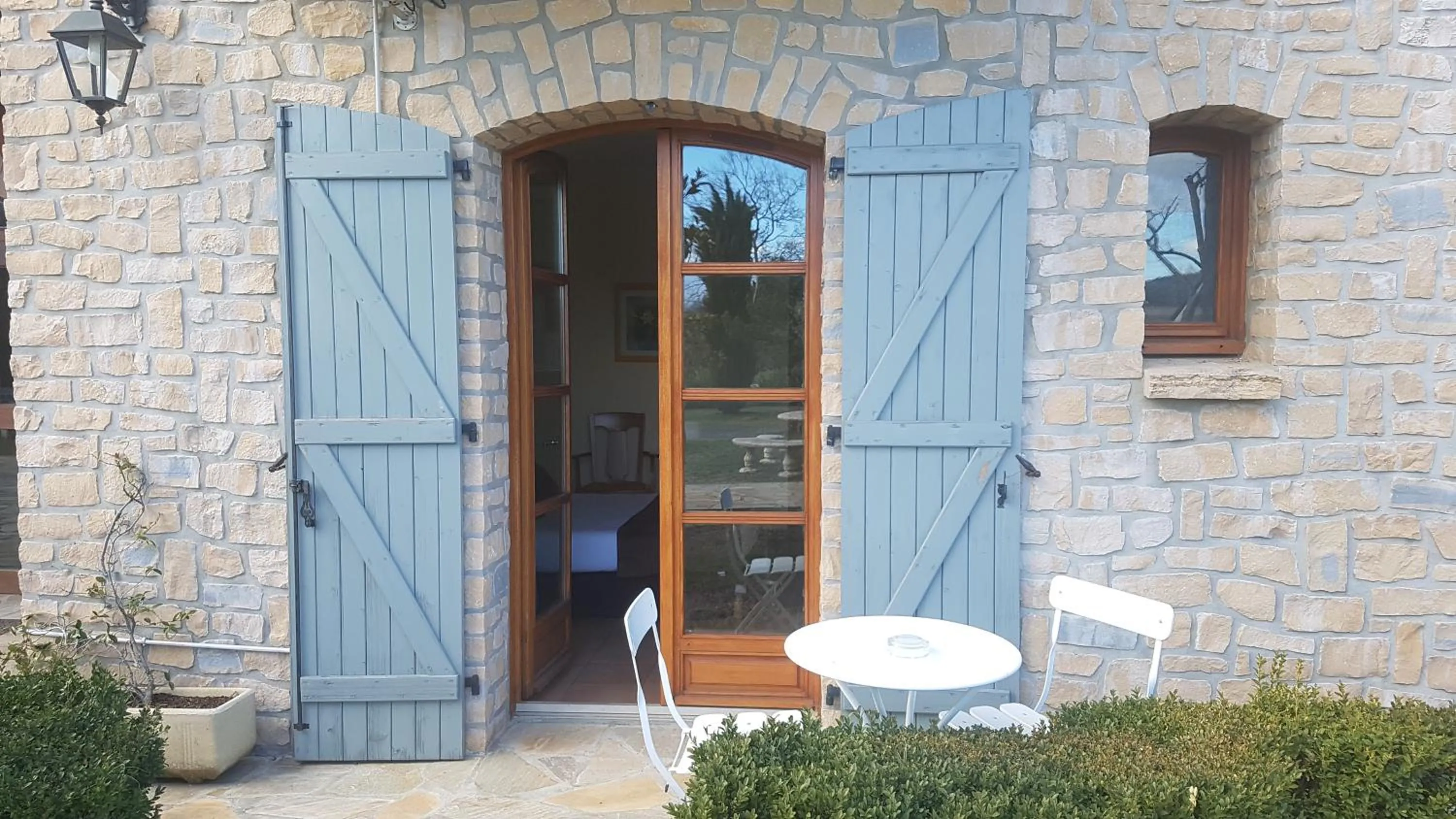 Patio in Hôtel et Restaurant Logis Le Mas de Mon Père