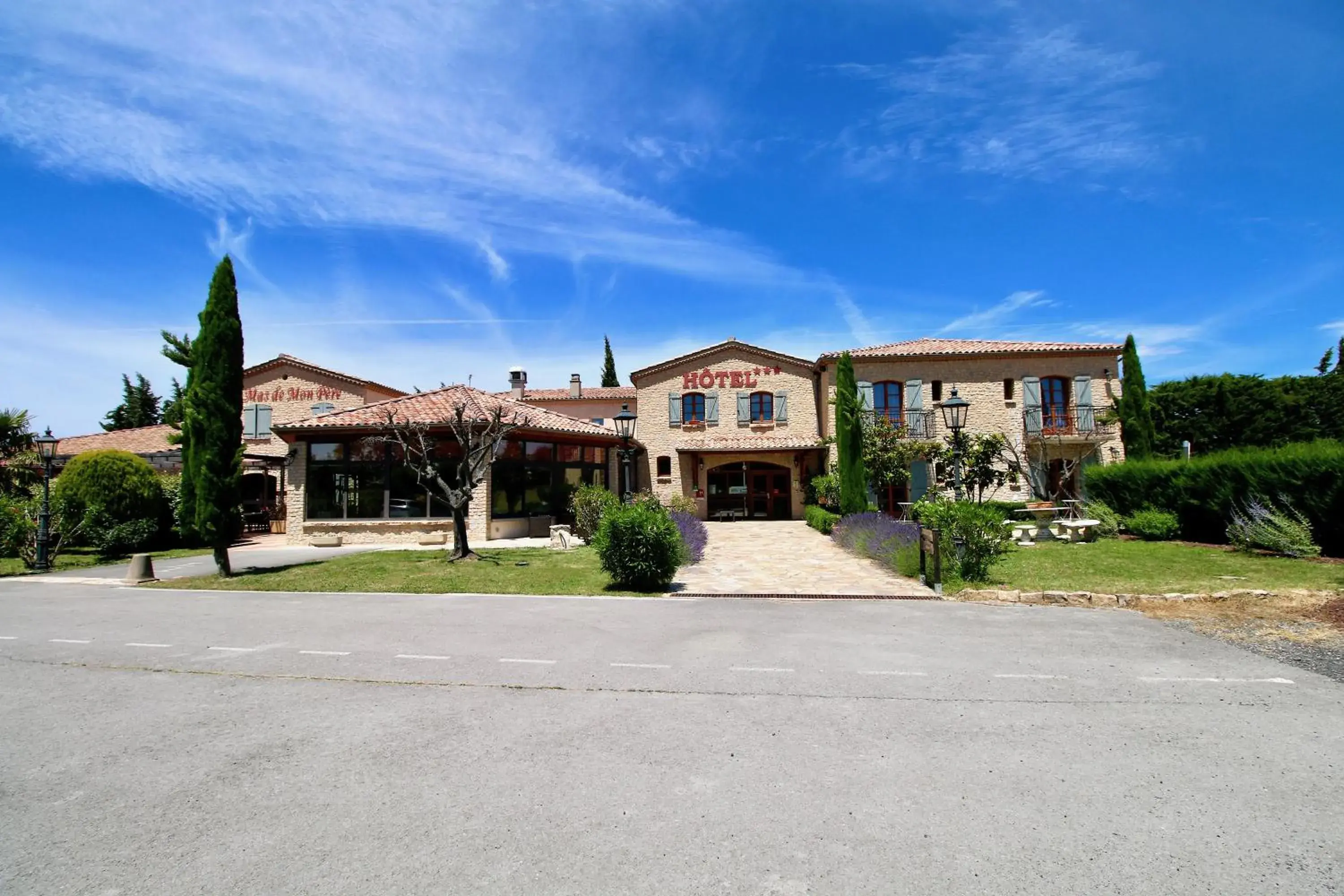 Property building in Hôtel et Restaurant Logis Le Mas de Mon Père Property building in Hôtel et Restaurant Logis Le Mas de Mon Père