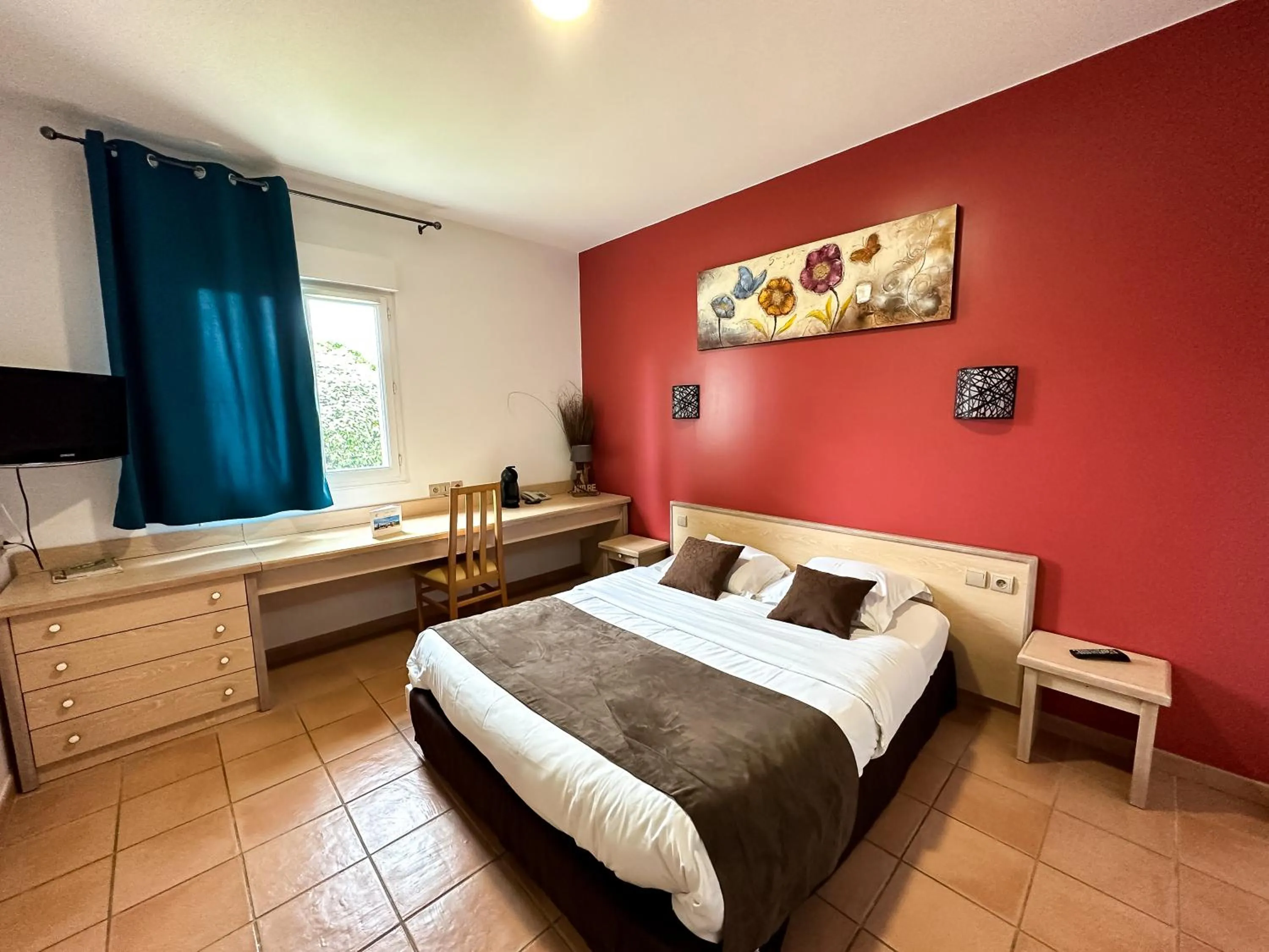 Bed in Hôtel et Restaurant Logis Le Mas de Mon Père