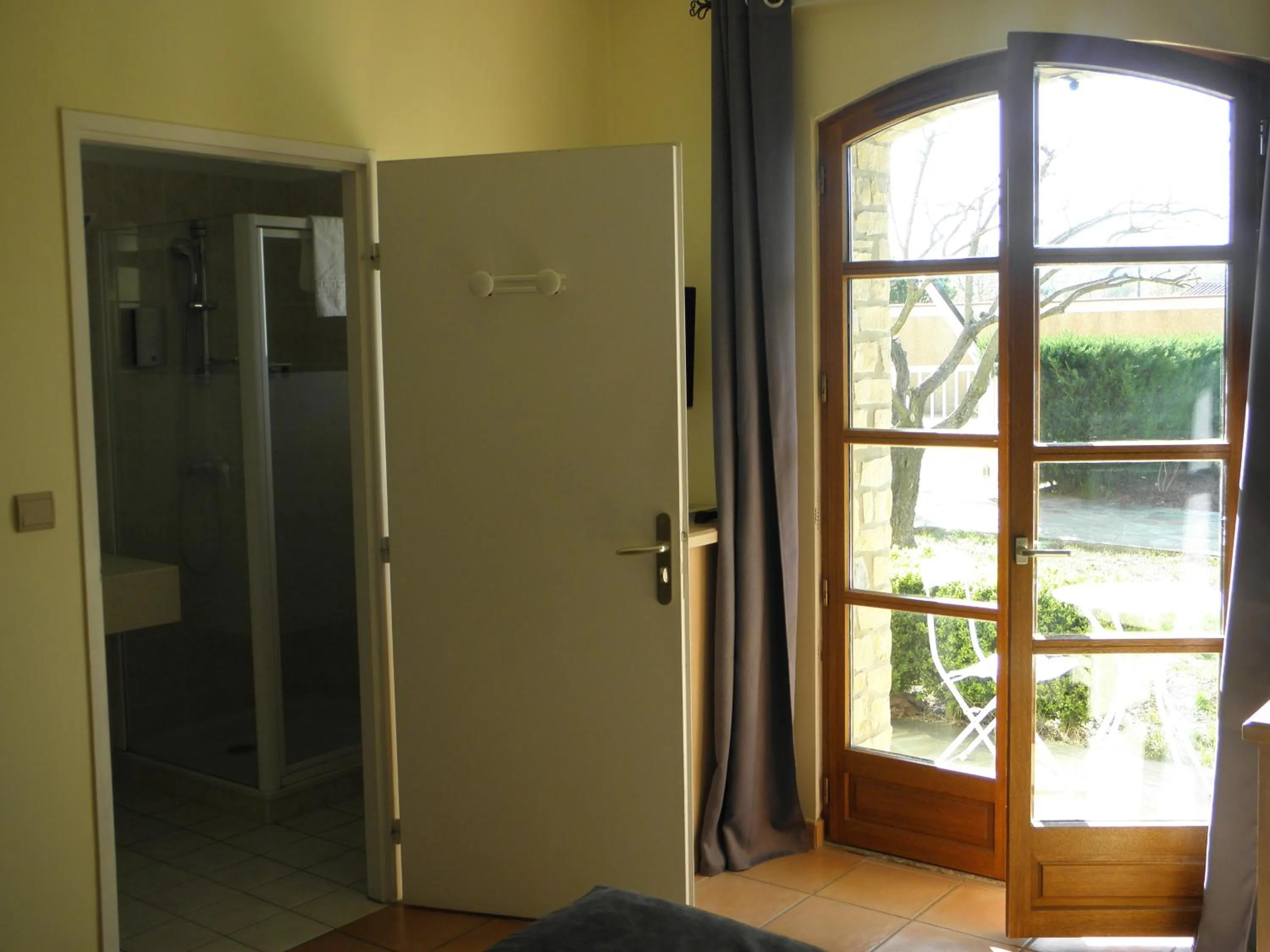 Patio in Hôtel et Restaurant Logis Le Mas de Mon Père