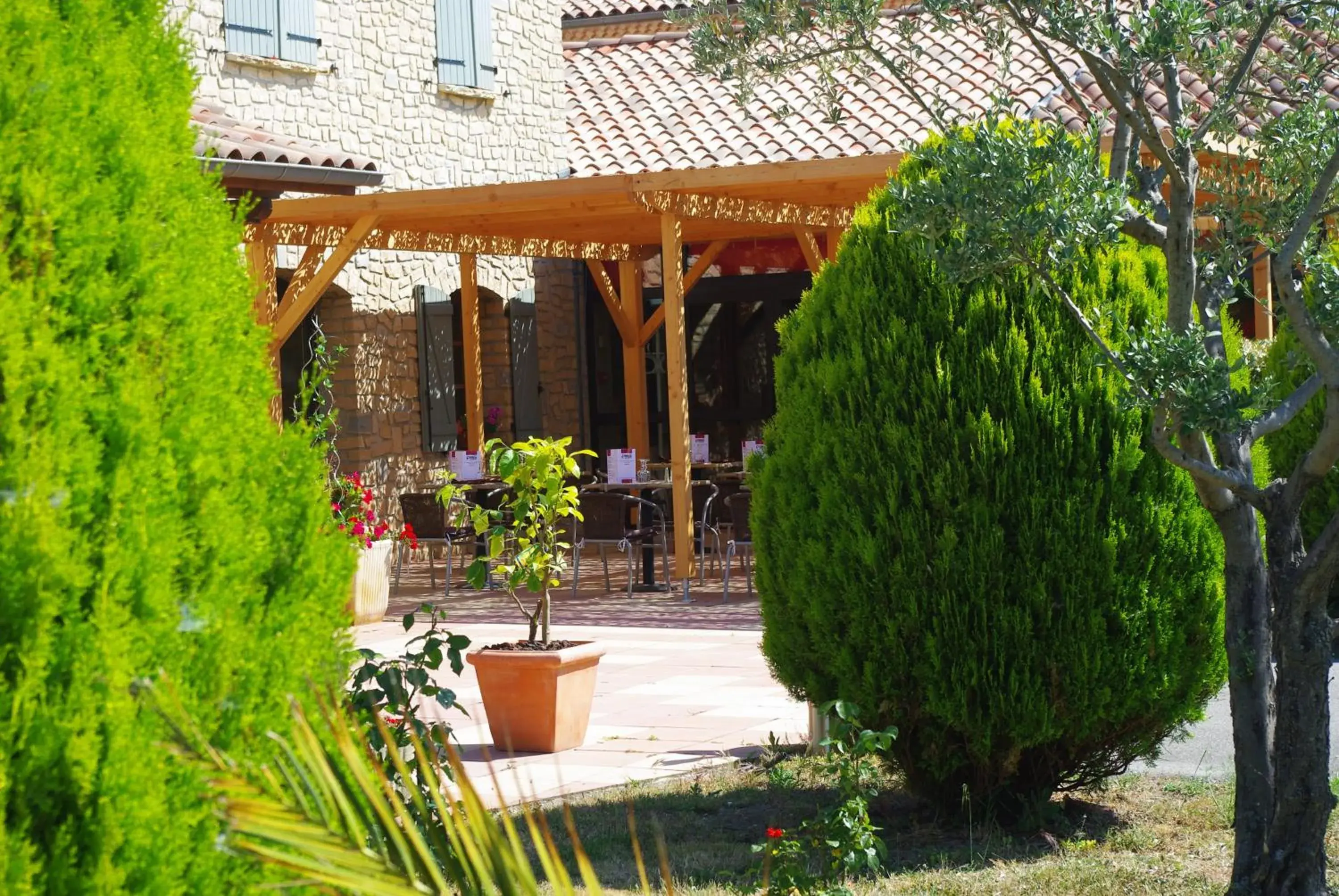 Facade/entrance in Hôtel et Restaurant Logis Le Mas de Mon Père Facade/entrance in Hôtel et Restaurant Logis Le Mas de Mon Père