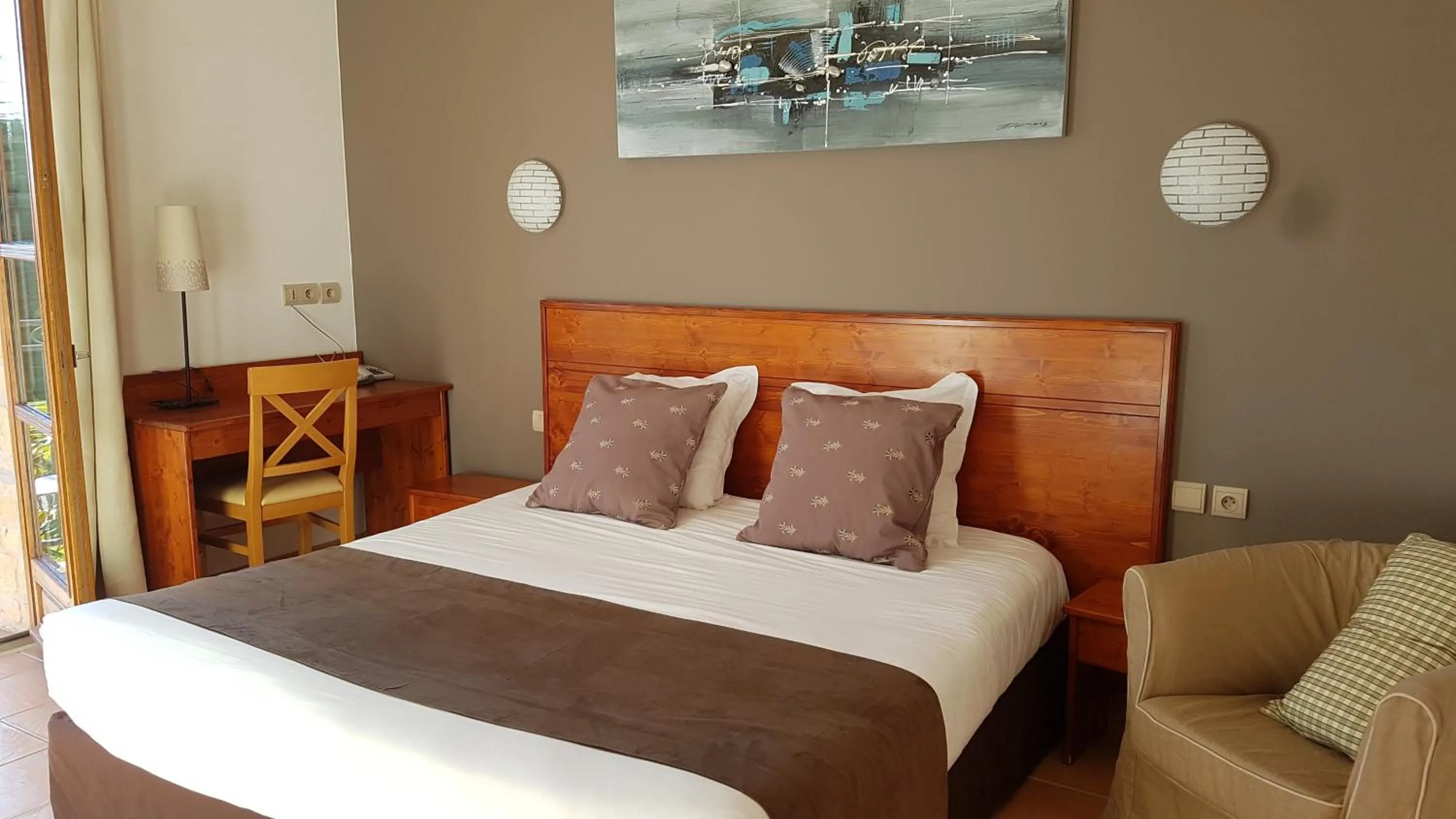 Restaurant/places to eat, Bed in Hôtel et Restaurant Logis Le Mas de Mon Père