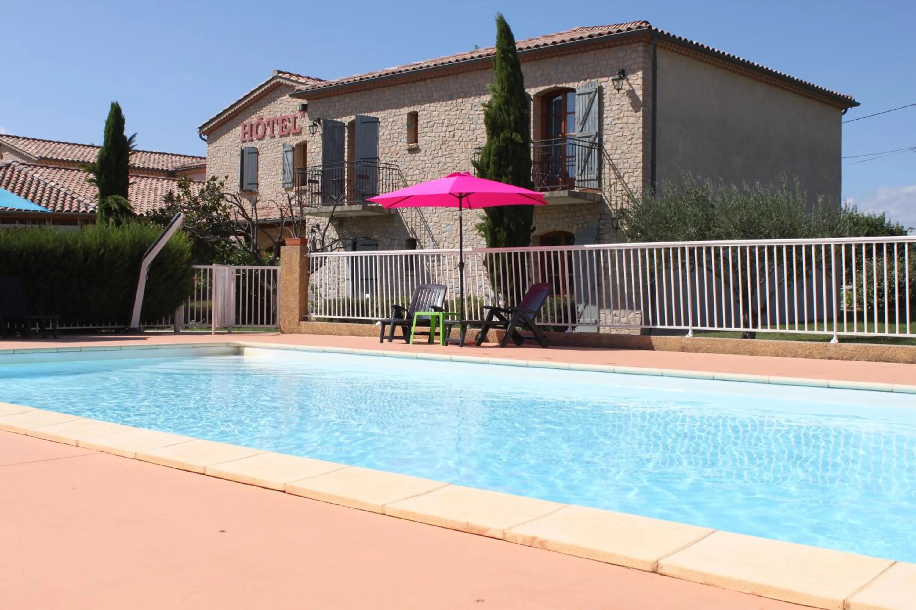 Shower in Hôtel et Restaurant Logis Le Mas de Mon Père