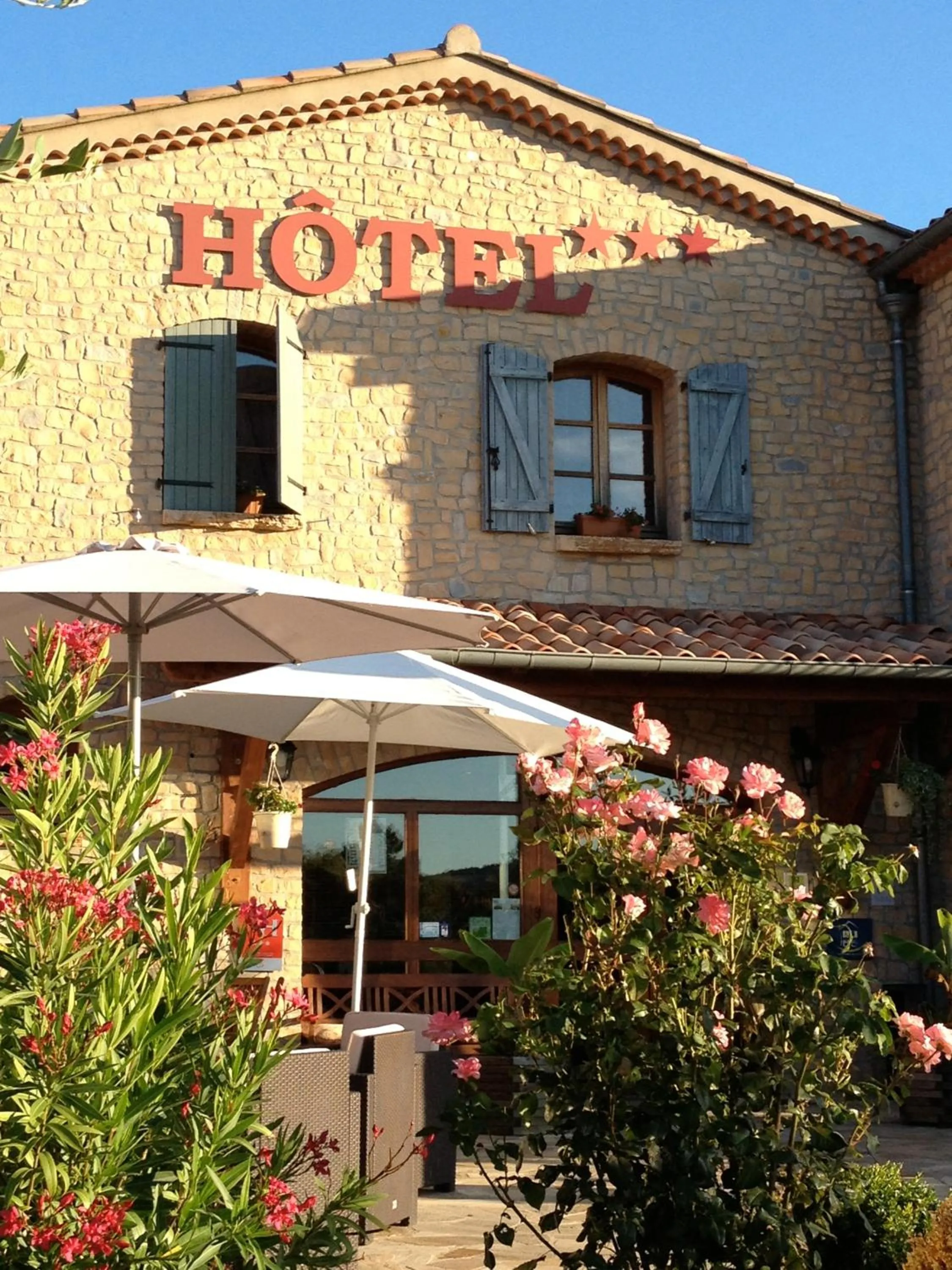 Facade/entrance in Hôtel et Restaurant Logis Le Mas de Mon Père
