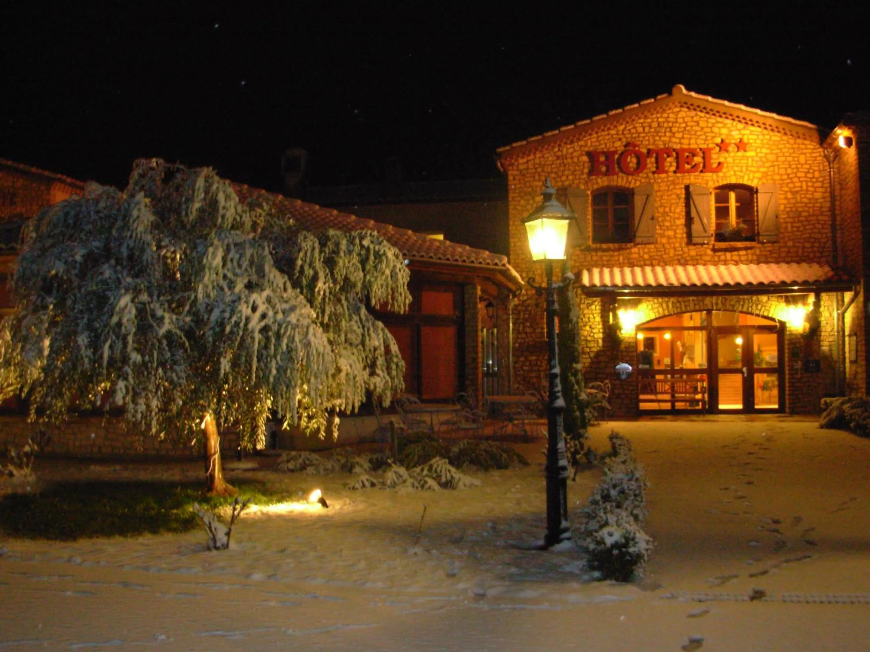 Facade/entrance in Hôtel et Restaurant Logis Le Mas de Mon Père