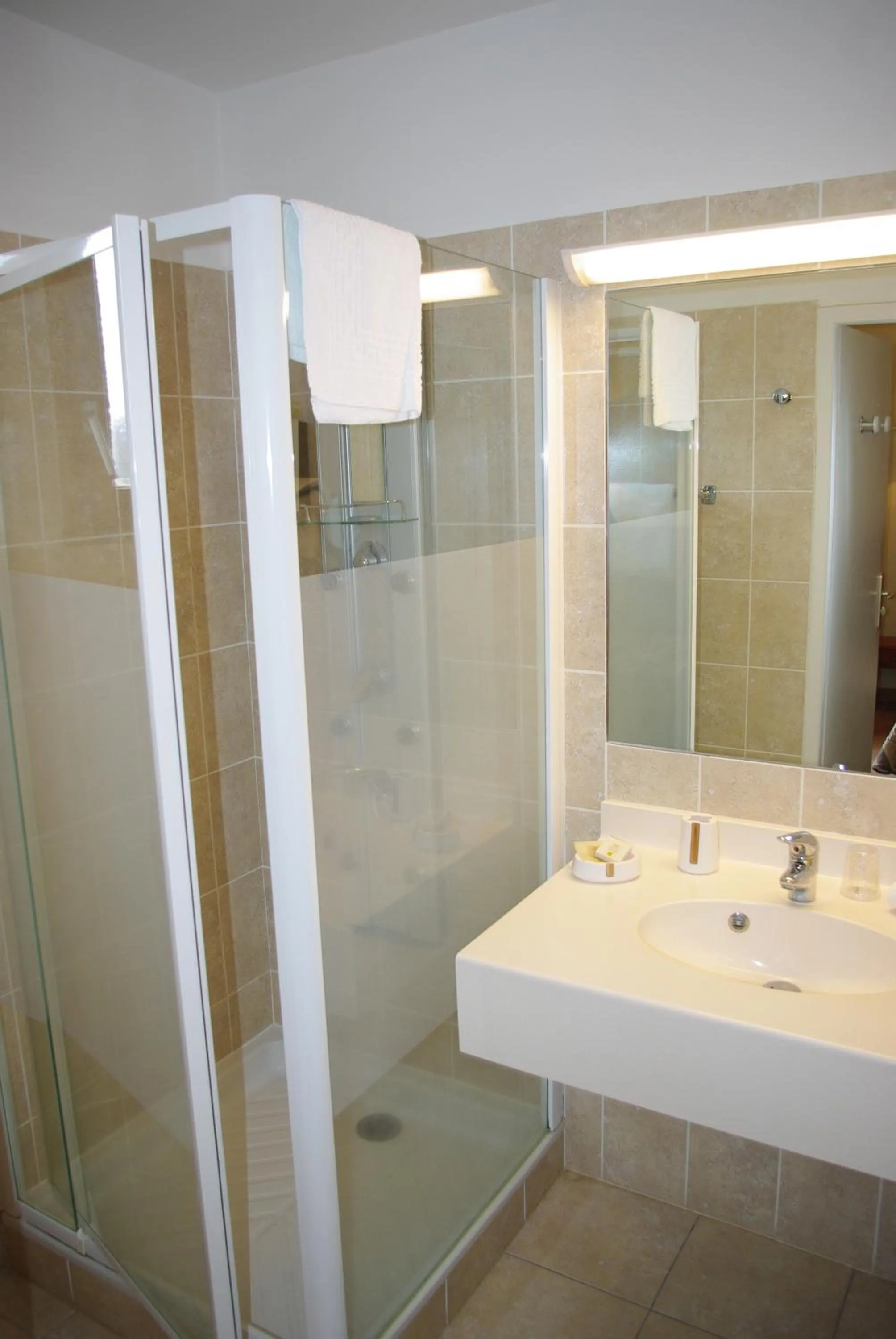 Bathroom in Hôtel et Restaurant Logis Le Mas de Mon Père