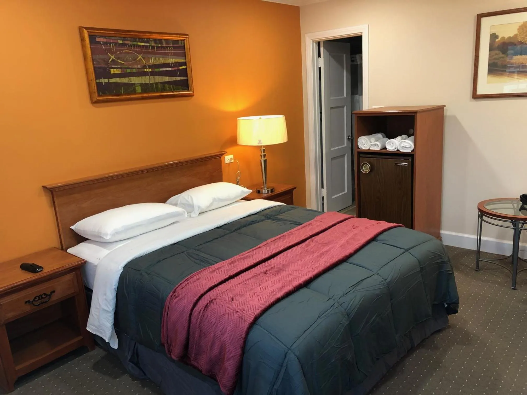 Bedroom, Bed in Howard Johnson by Wyndham Ridgecrest, CA