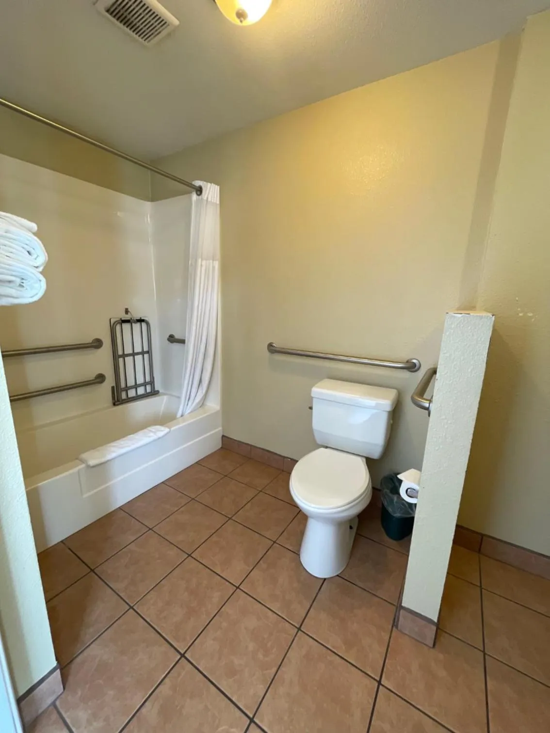 Bath in Howard Johnson by Wyndham Ridgecrest, CA