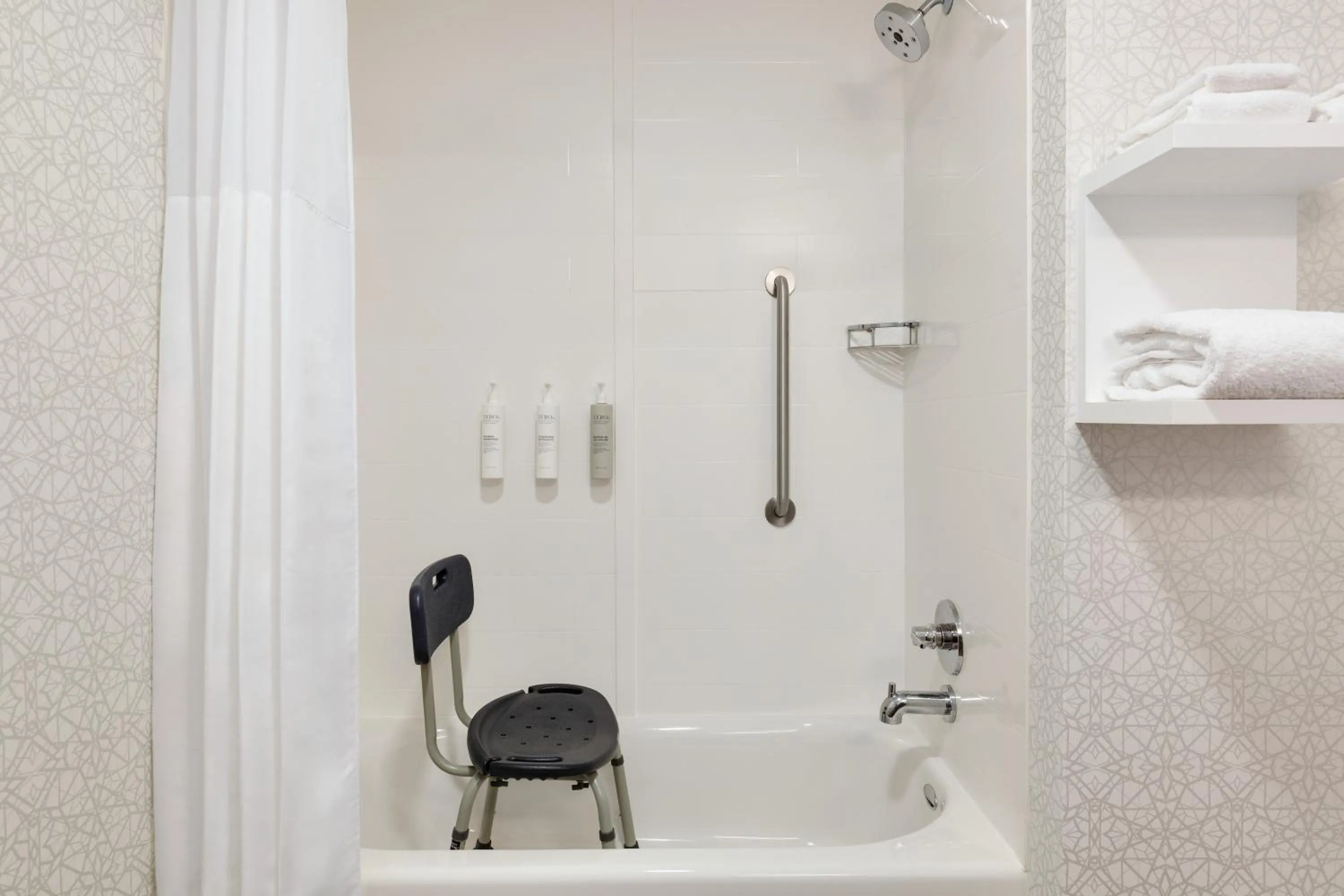 Bath in Hampton Inn at Tin Lizzie Gaming Resort