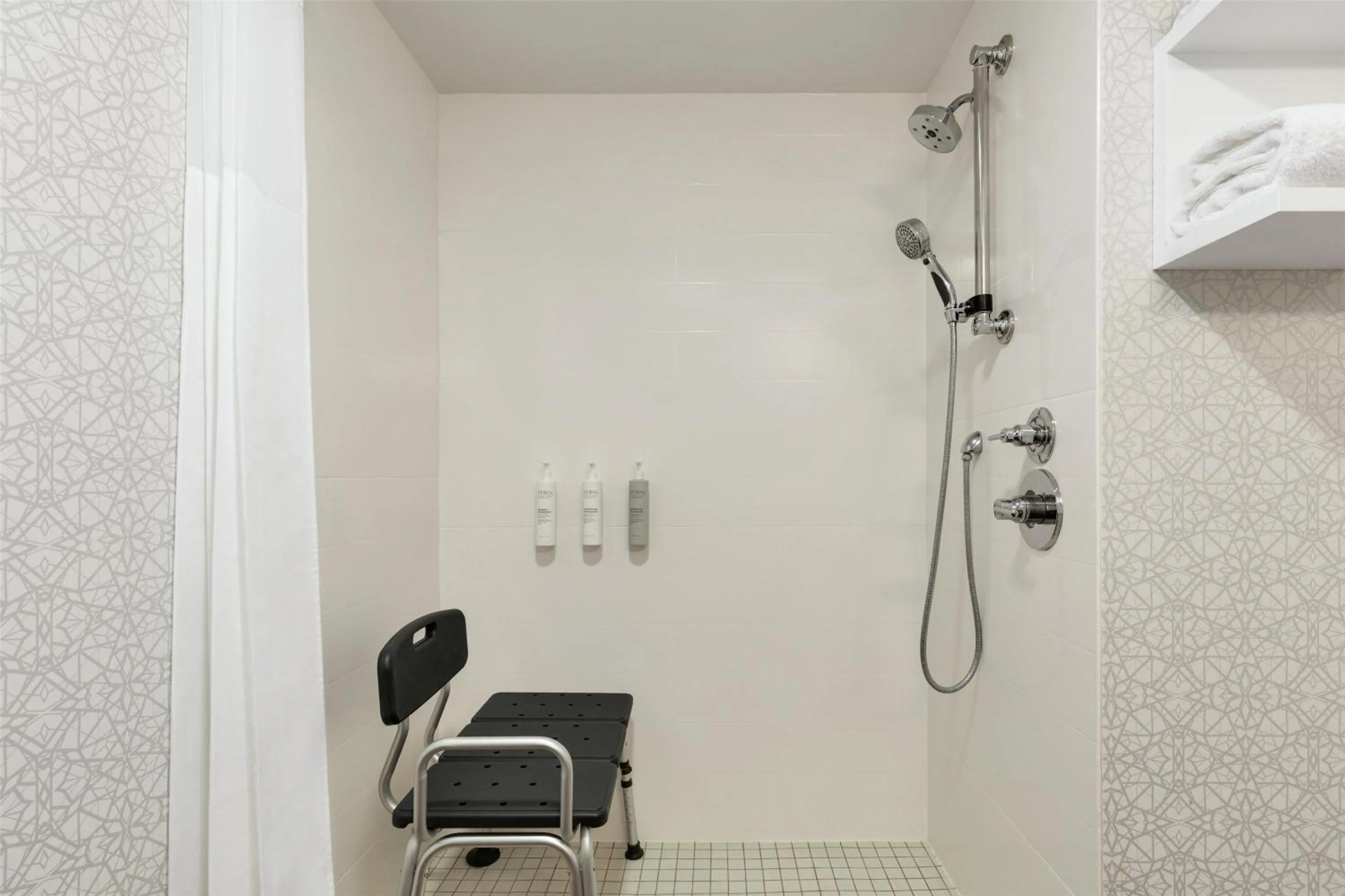 Bathroom in Hampton Inn at Tin Lizzie Gaming Resort