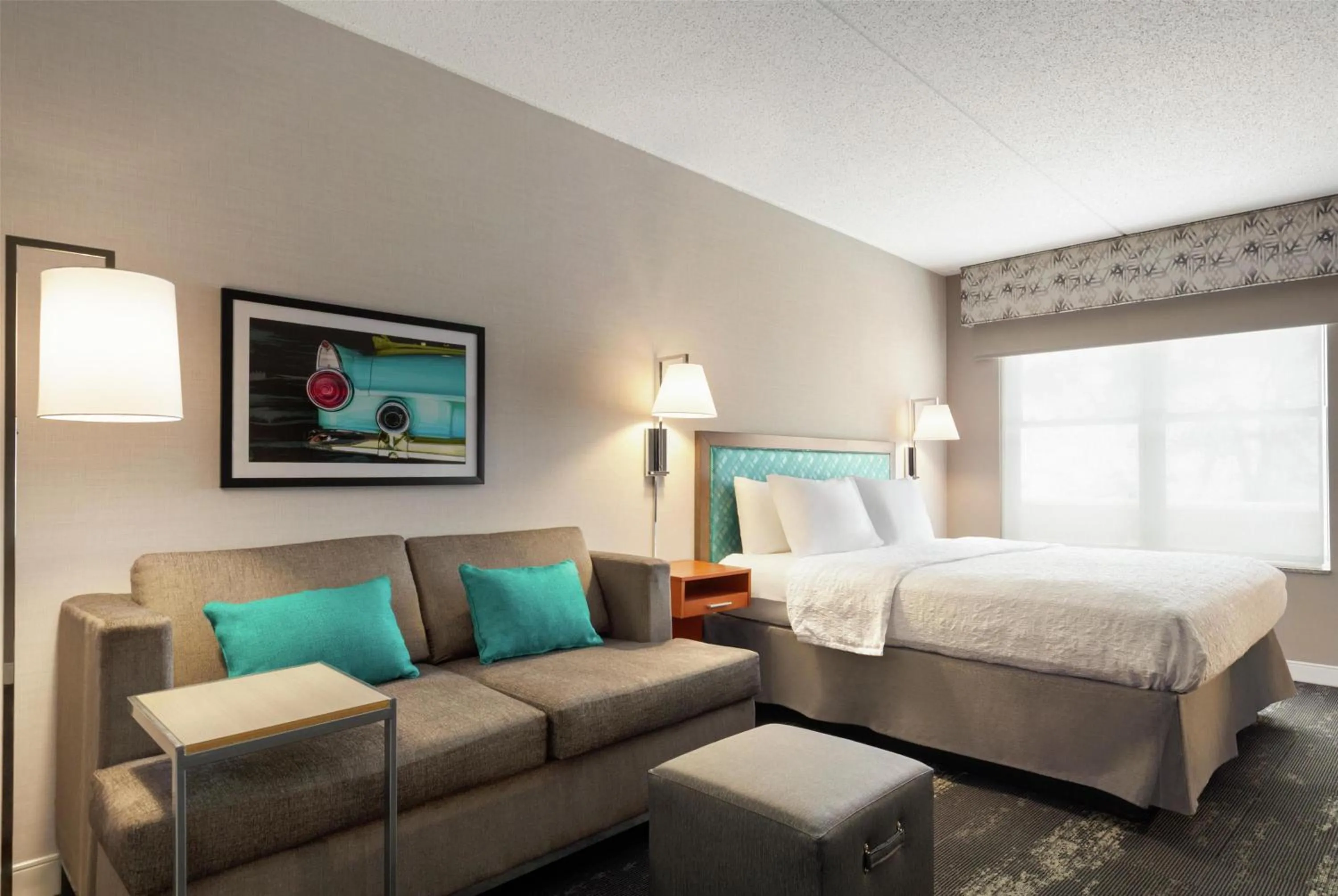 Living room, Bed in Hampton Inn at Tin Lizzie Gaming Resort