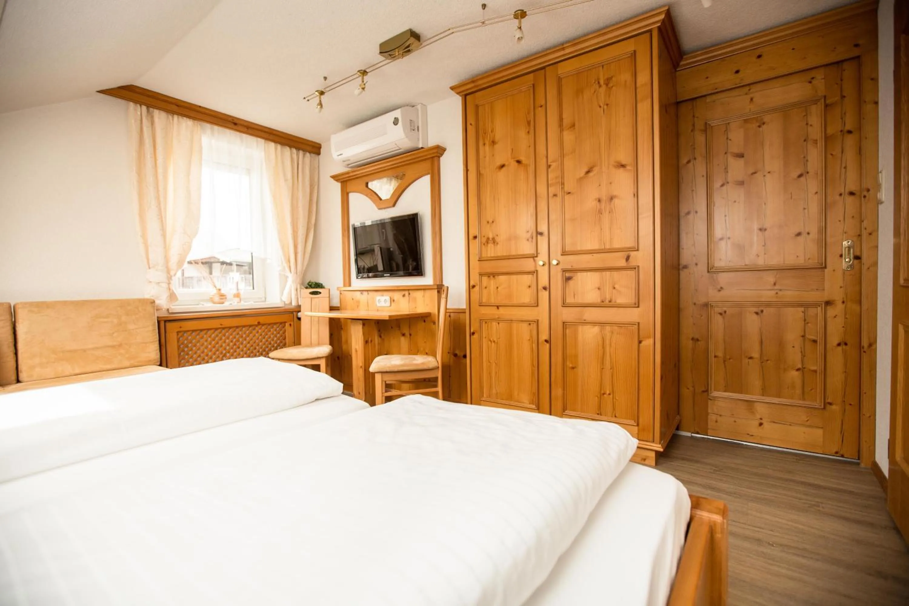 Photo of the whole room, Bed in Pension Knoll