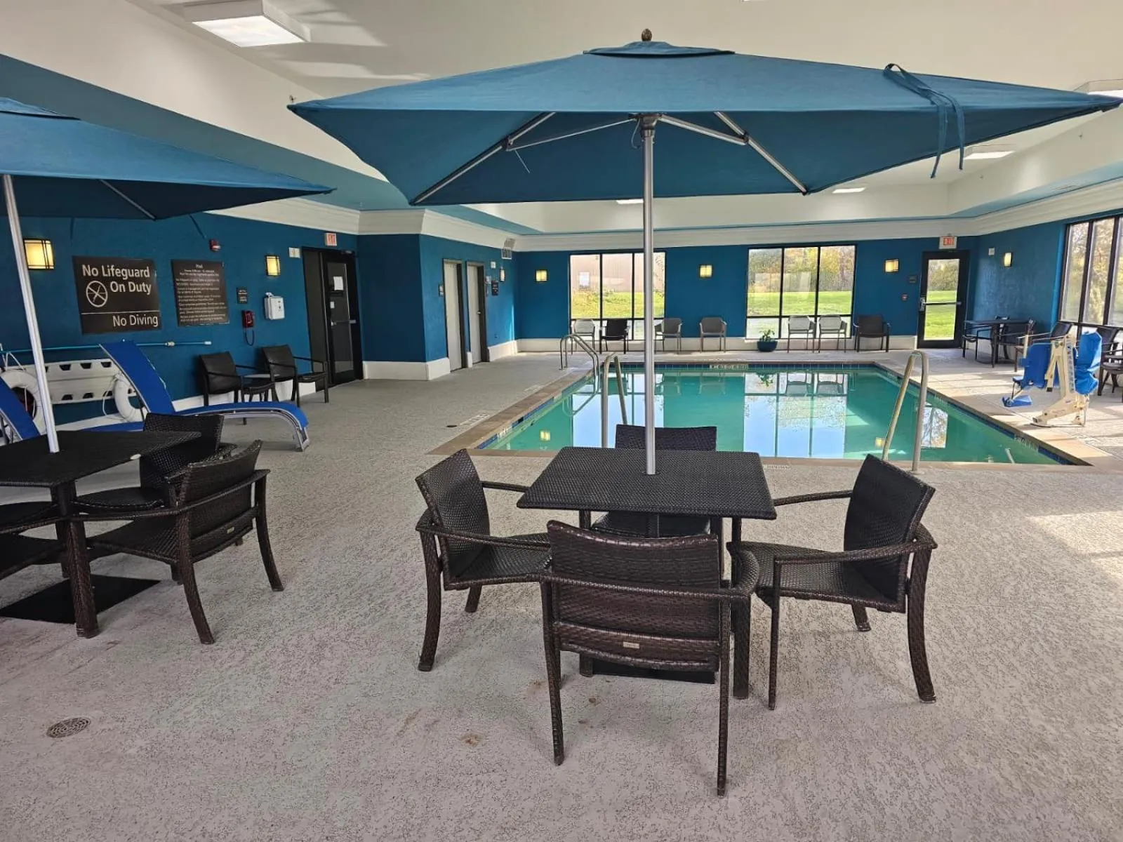 Swimming pool in Hampton Inn & Suites Marshalltown