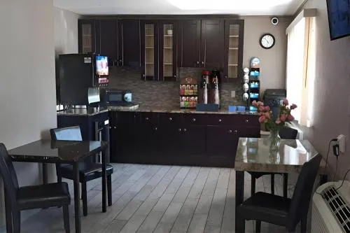 Econo Lodge Inn & Suites