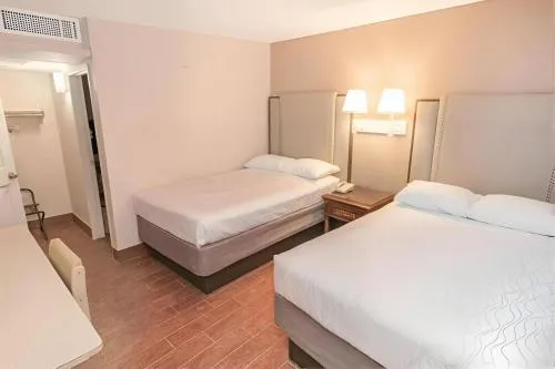 Econo Lodge Inn & Suites