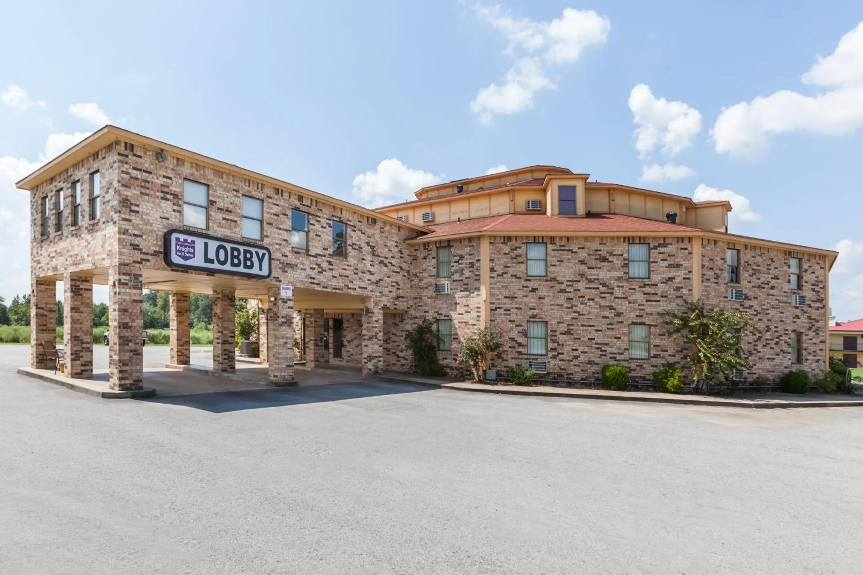 Property building in Americas Best Value Inn Searcy