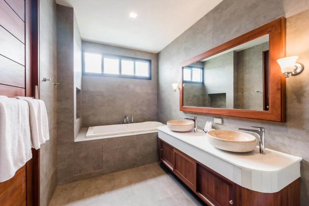 Shower in Penthouse Savoye