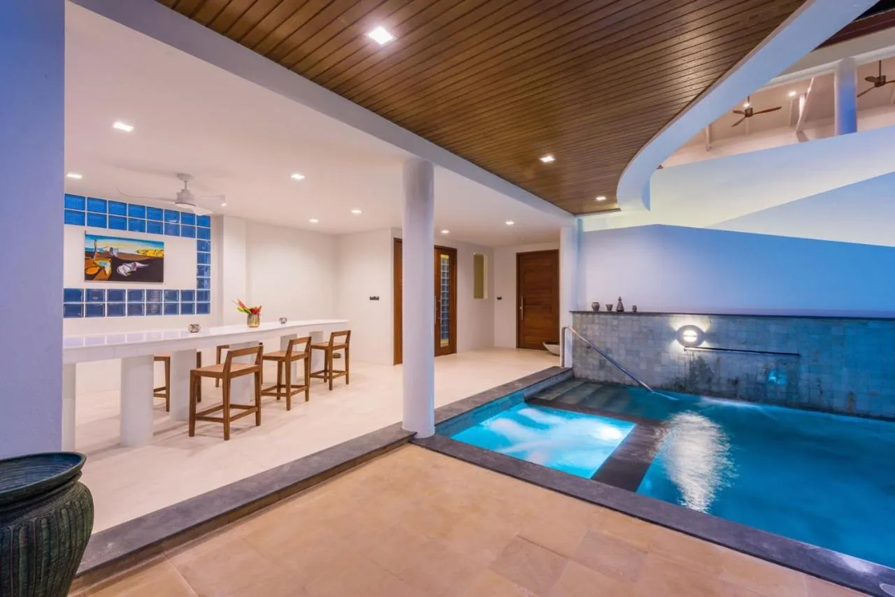 Shower in Penthouse Savoye